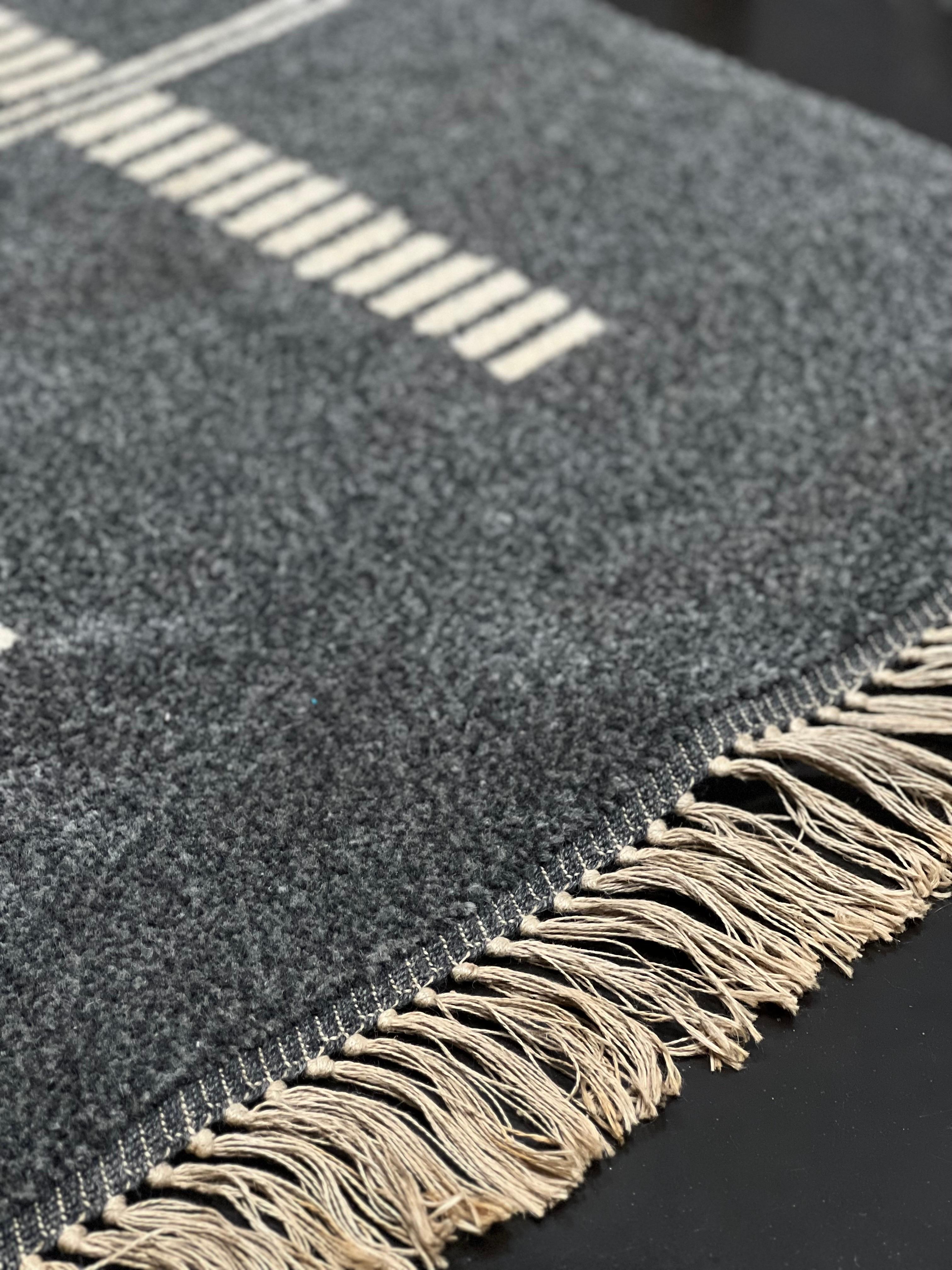 Schwedischer grauer und cremefarbener Teppich, handgefertigt 1950er Jahre im Zustand „Gut“ im Angebot in Forest, BE