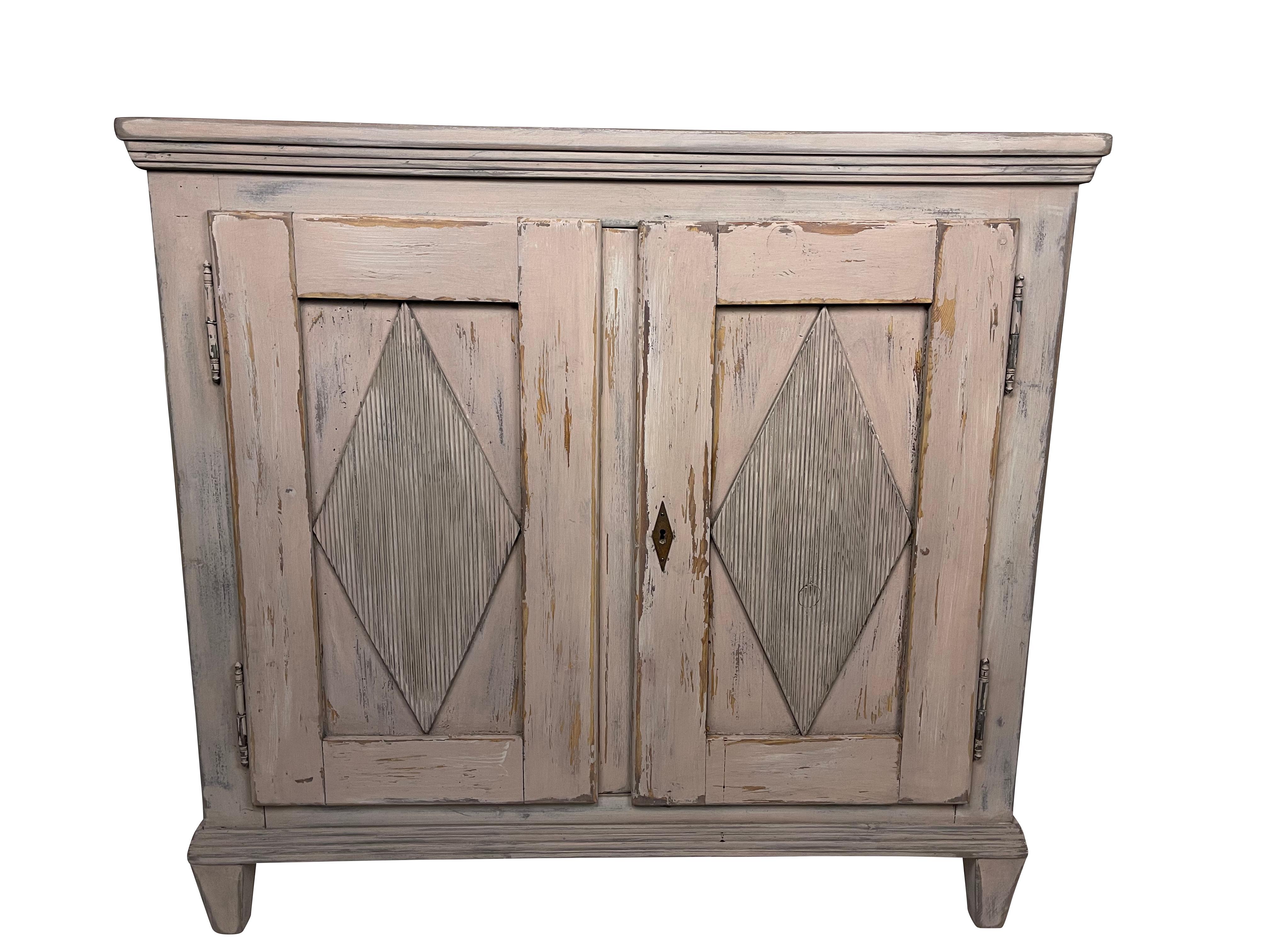 18th century Swedish ‘Gustavian’ period painted buffet cupboard with two doors, pine cupboard with original paint Sweden, circa 1800. Doors are decorated with diamond-reeded motifs. Beautiful in an entry, dining room, kitchen. Original key
