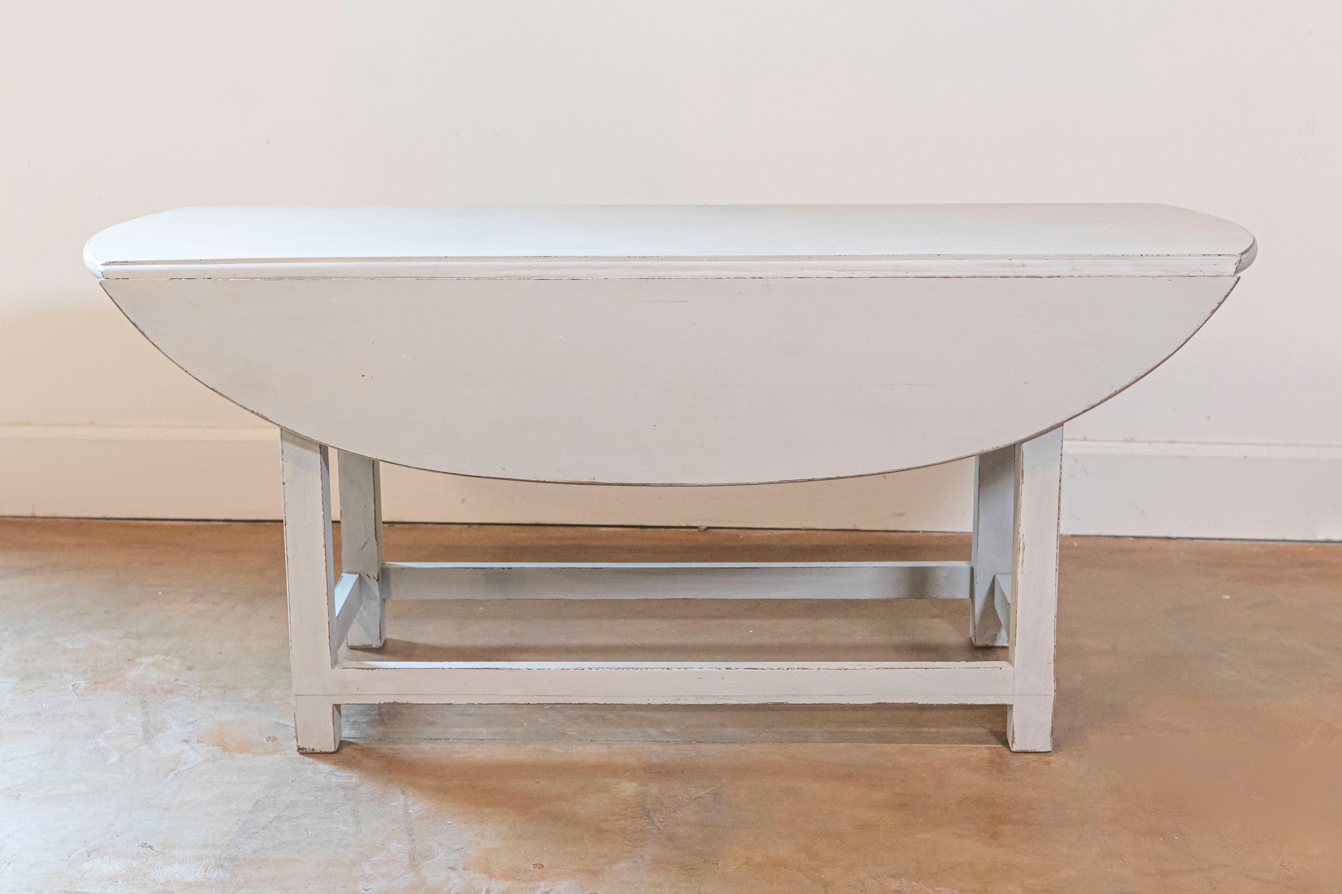 Suédois Table basse à abattant suédoise à plateau ovale peinte en gris du 20e siècle en vente