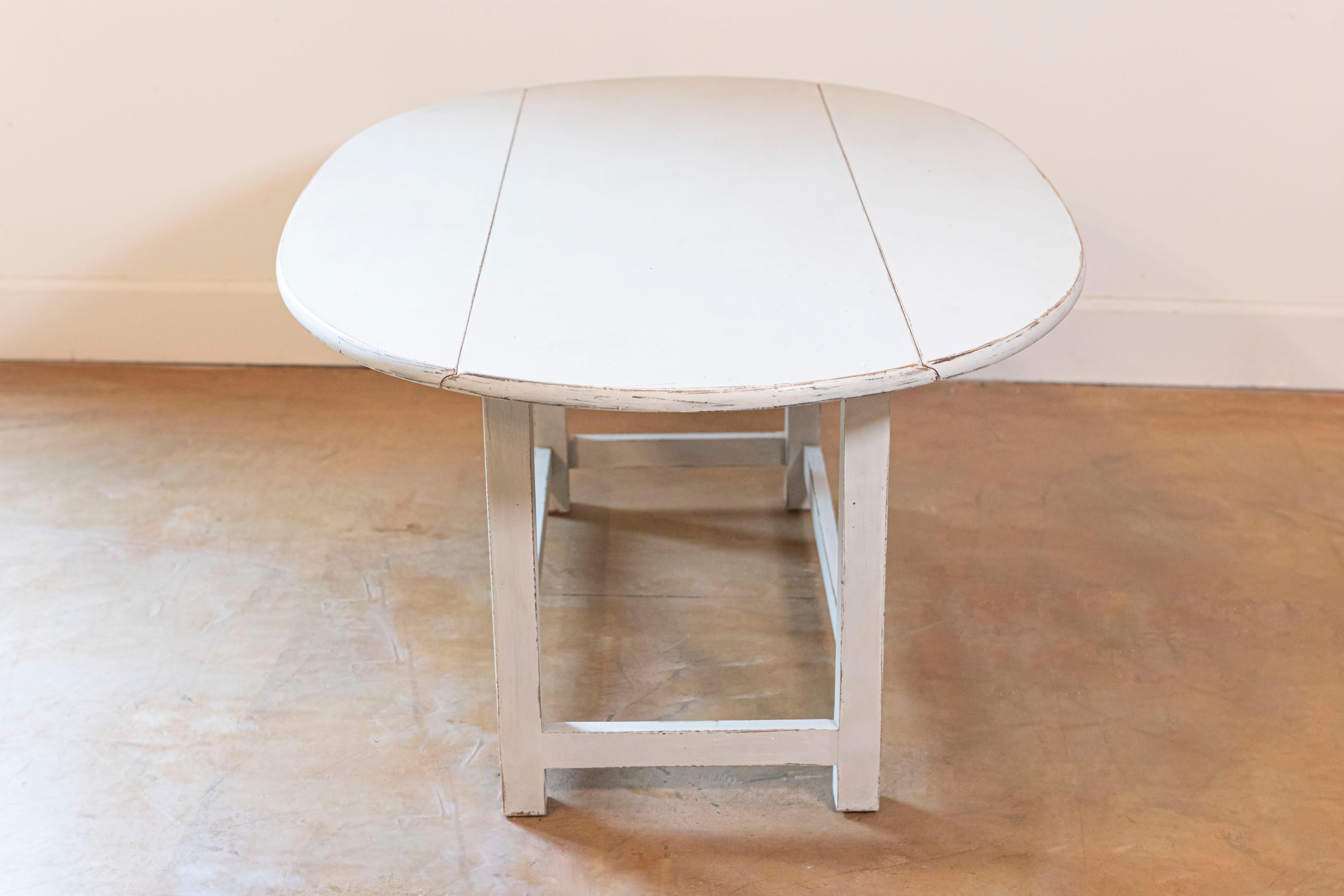 Peint Table basse à abattant suédoise à plateau ovale peinte en gris du 20e siècle en vente
