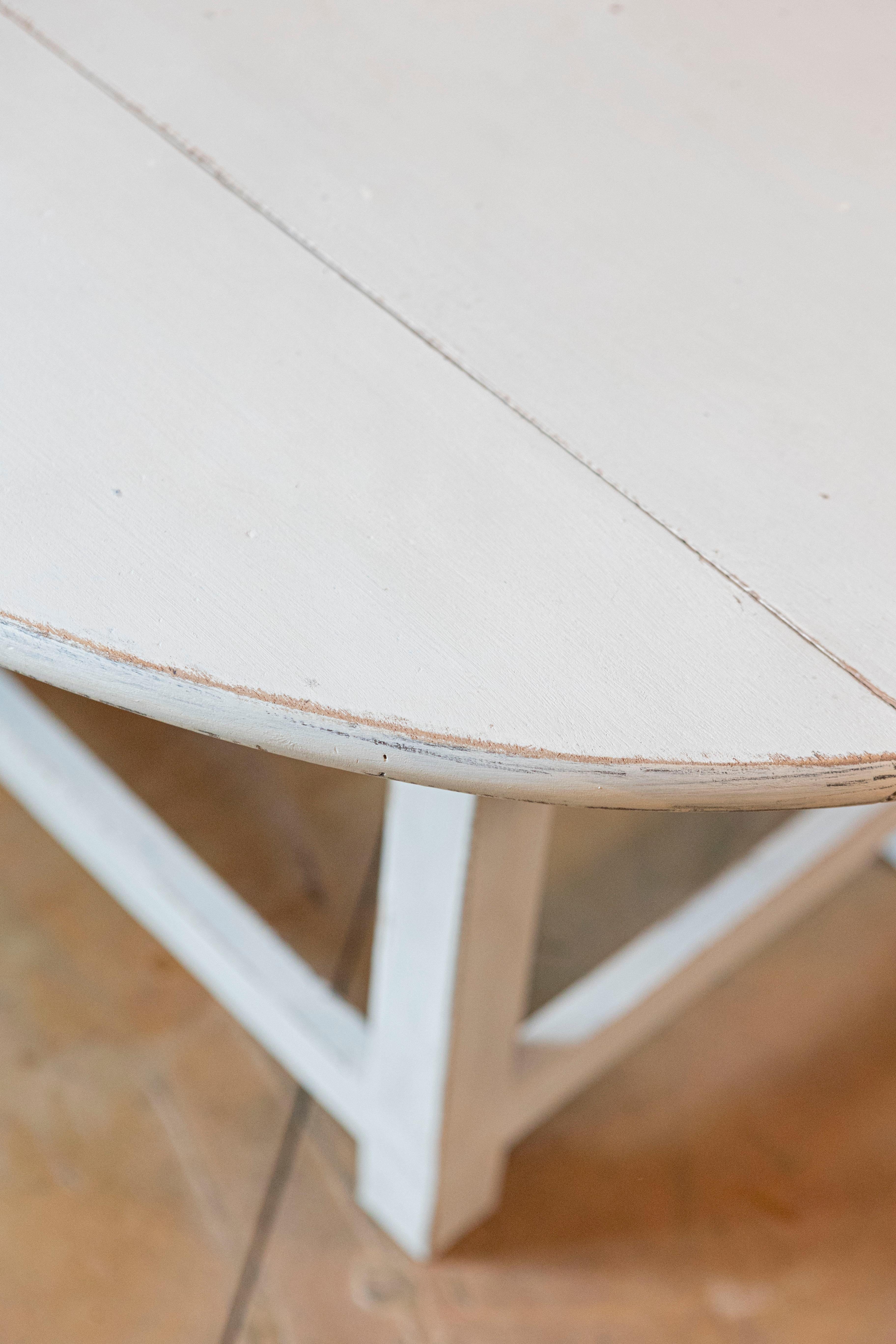 Table basse à abattant suédoise à plateau ovale peinte en gris du 20e siècle Bon état - En vente à Atlanta, GA