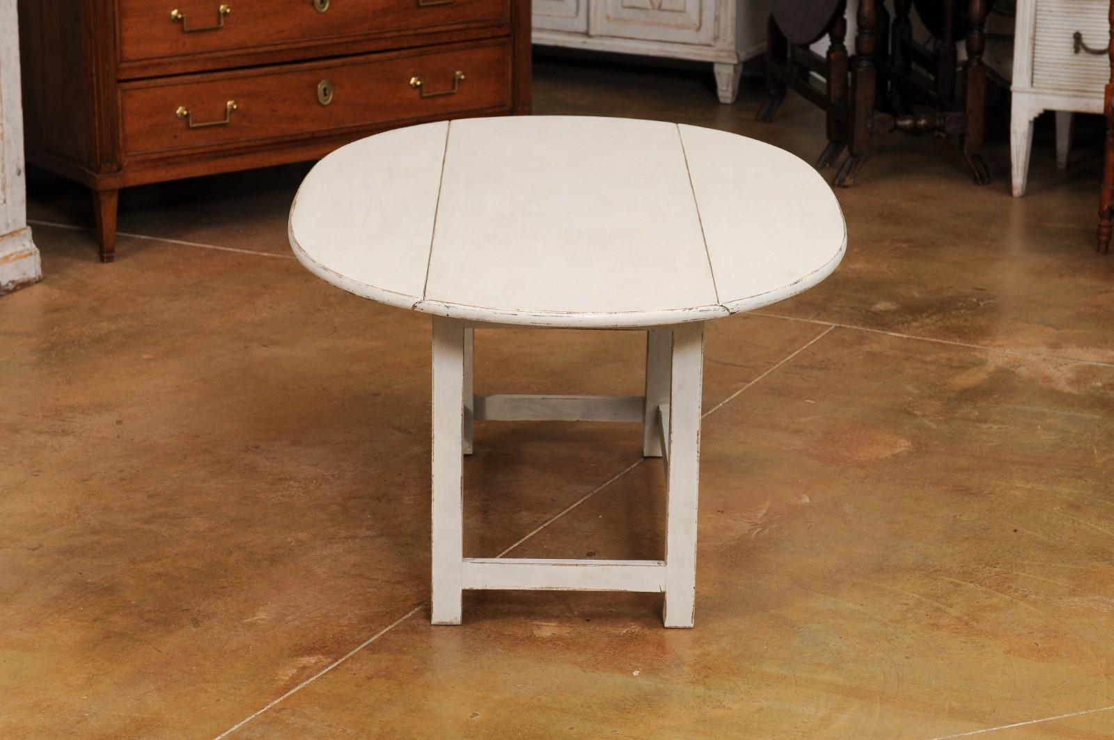 Swedish Grey Painted Oval Top Drop Leaf Coffee Table from the 20th Century For Sale 3