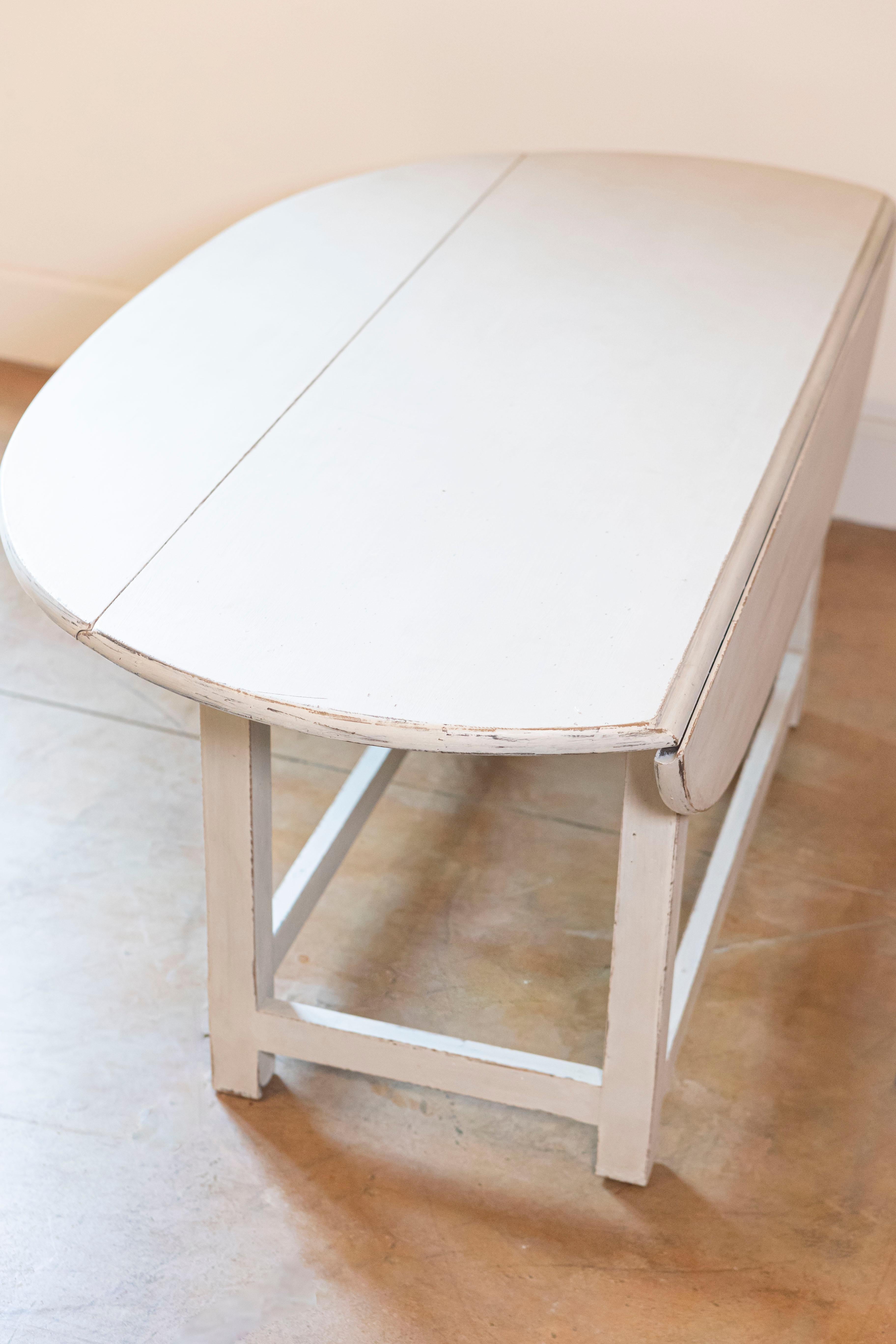 Bois Table basse à abattant suédoise à plateau ovale peinte en gris du 20e siècle en vente