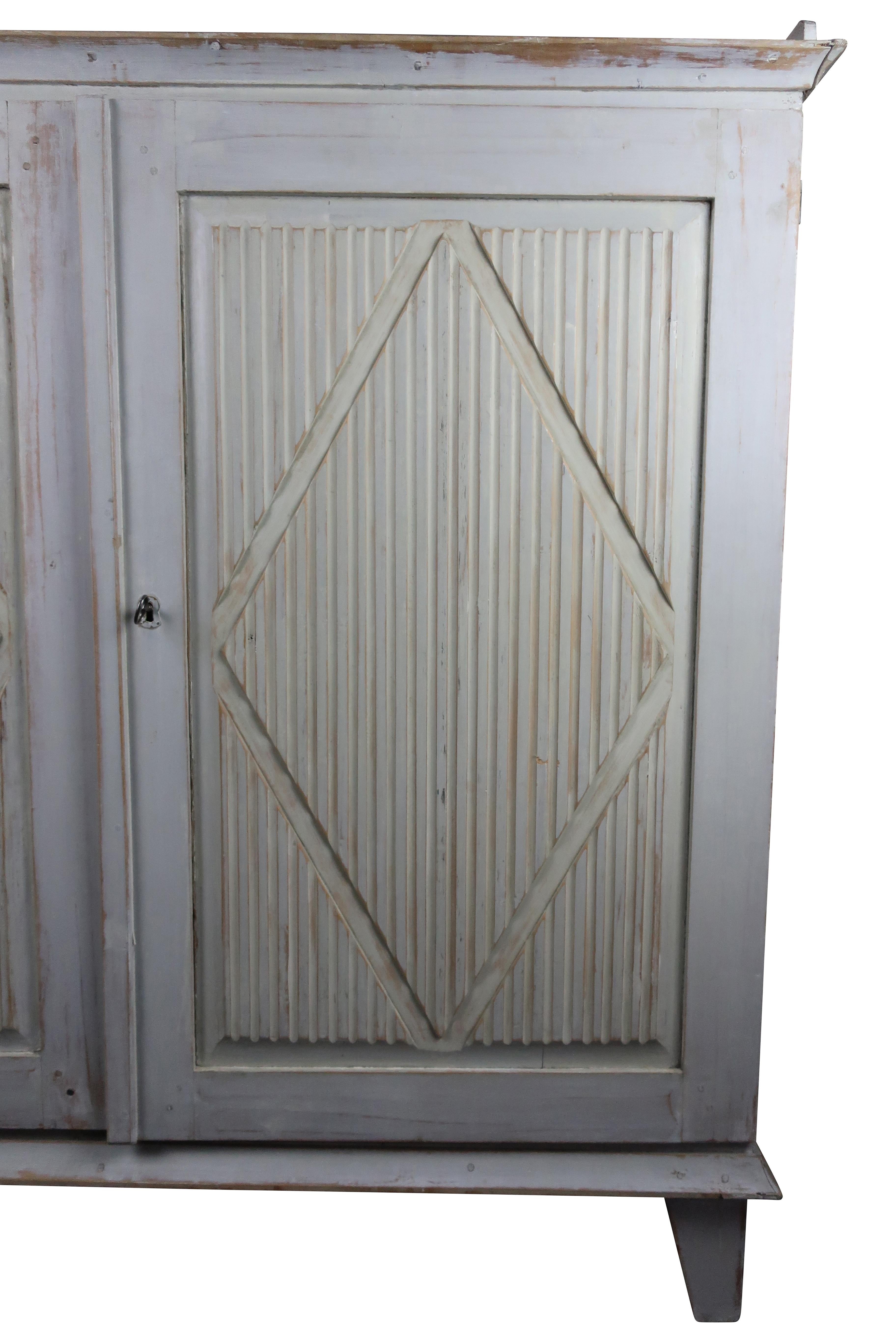 Svedese Server in legno dipinto di grigio in stile svedese con chiave originale in vendita