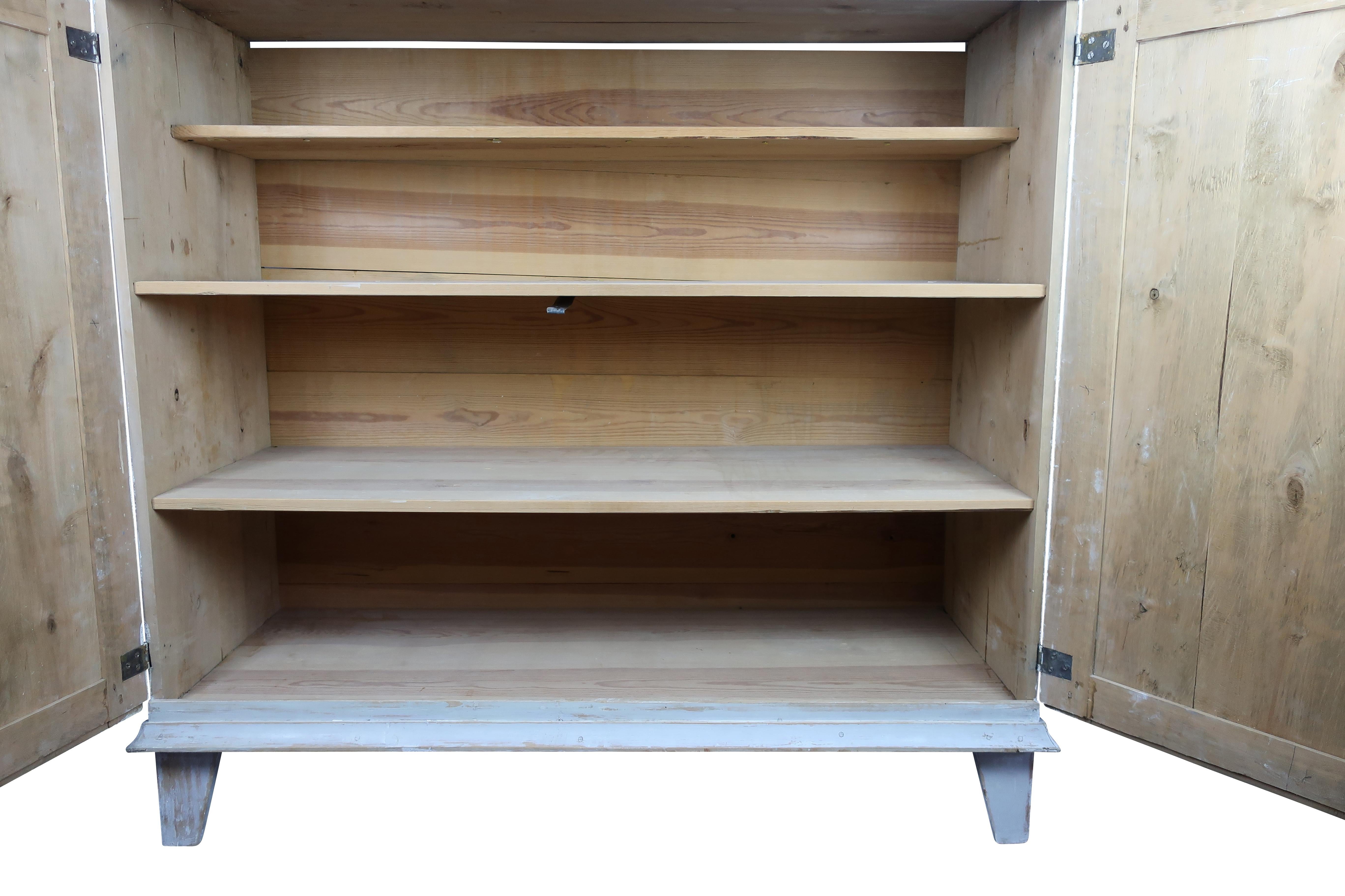 Server in legno dipinto di grigio in stile svedese con chiave originale In condizioni buone in vendita a Essex, MA