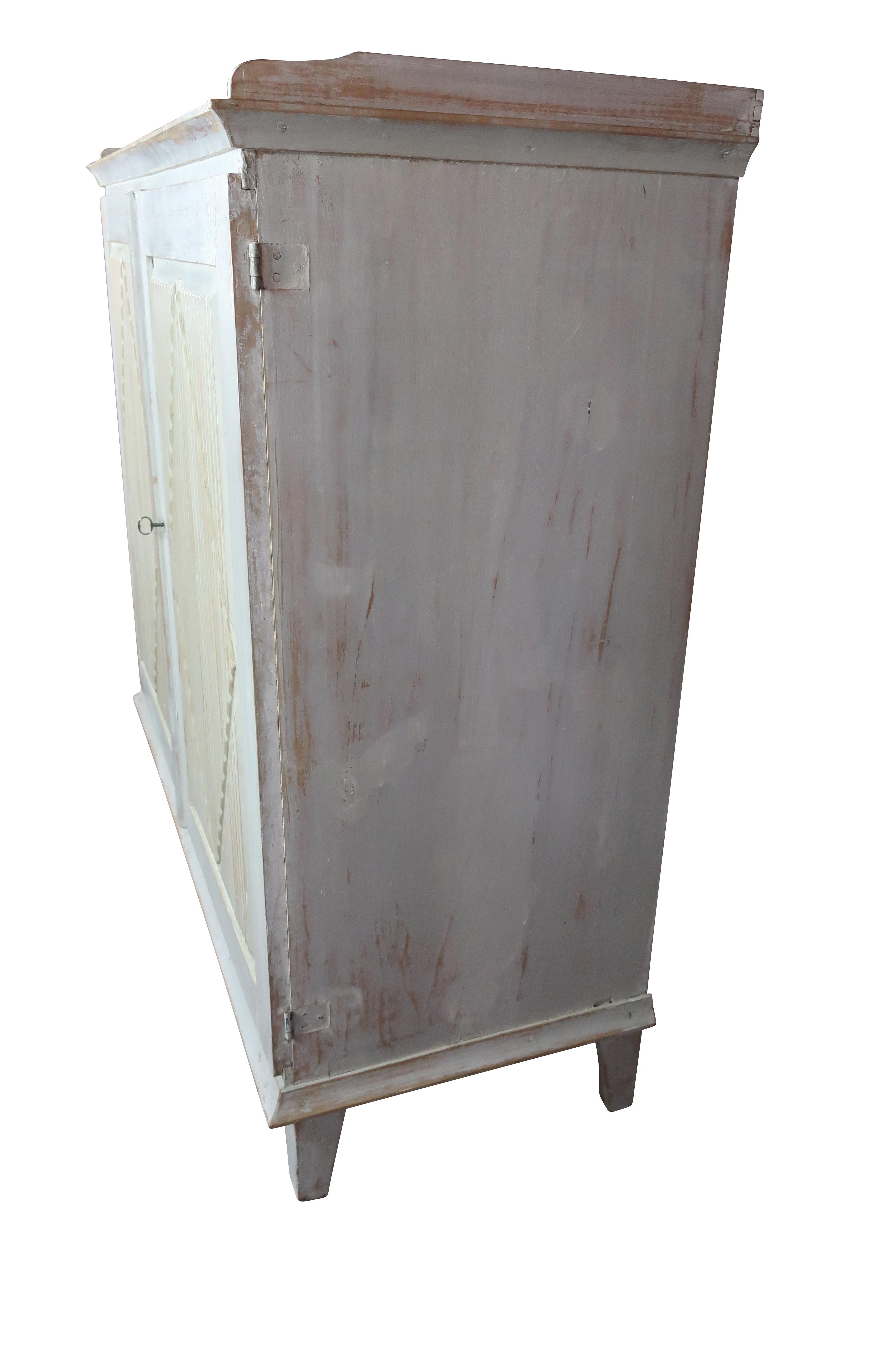 Server in legno dipinto di grigio in stile svedese con chiave originale in vendita 1