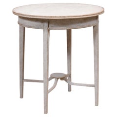 Table suédoise peinte en gris avec plateau blanc, pieds fuselés et traverse extensible
