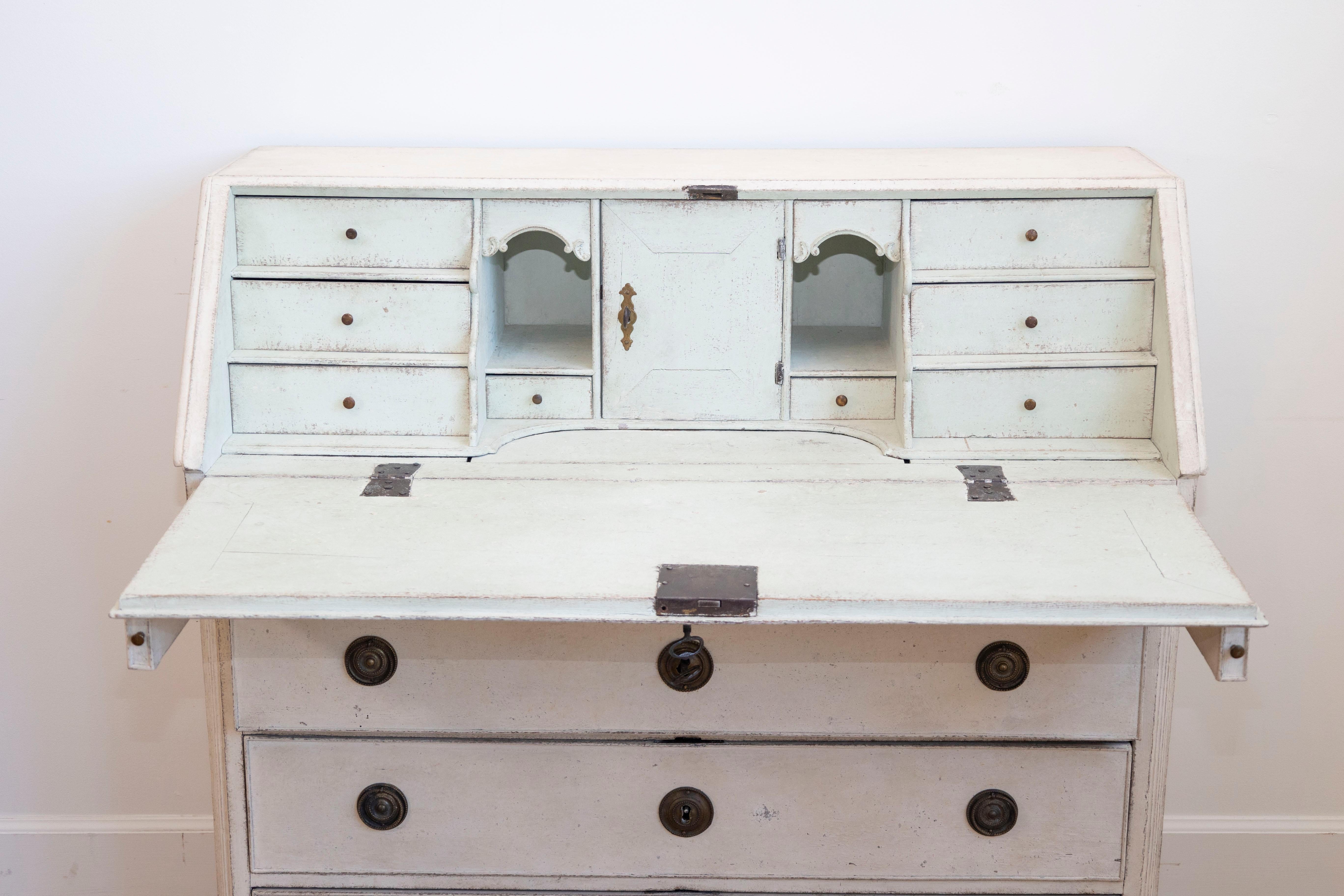 Swedish Gustavian 1790s Painted Slant-Front Desk with Carved Diamond Motifs Gustaviano en venta
