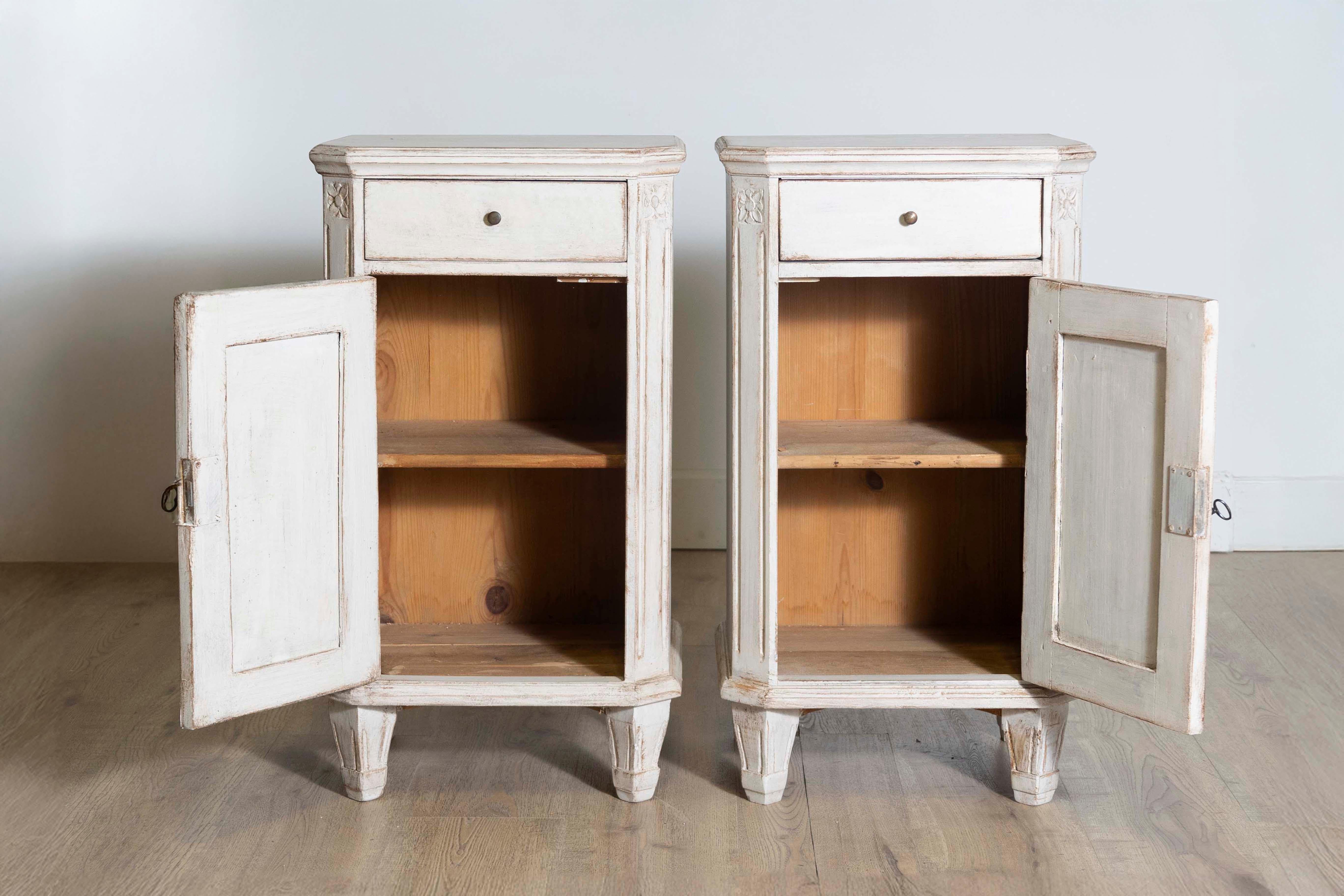 Carved Swedish Gustavian 1880s Light Gray Nightstands with Drawers and Doors, a Pair For Sale