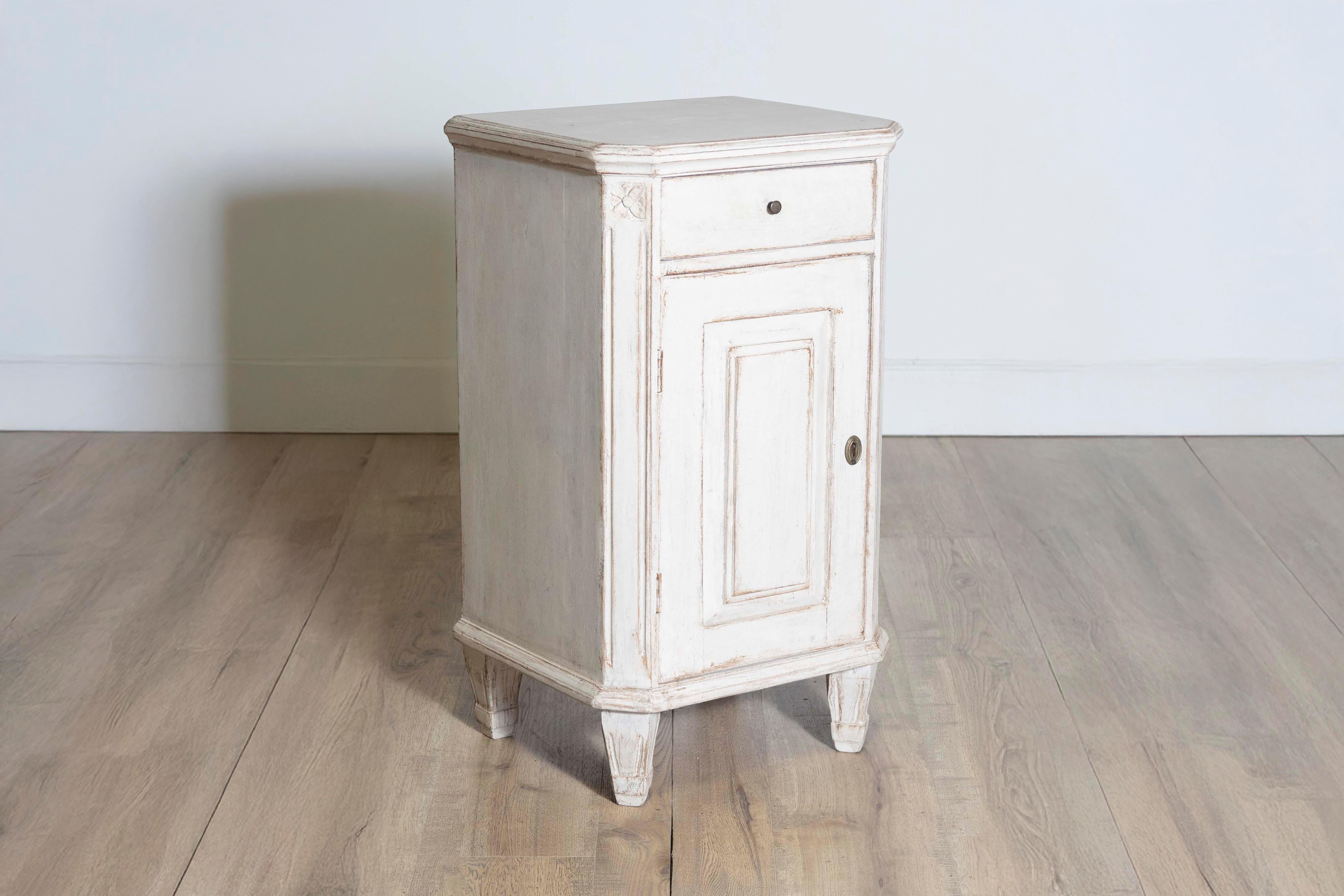Swedish Gustavian 1880s Light Gray Nightstands with Drawers and Doors, a Pair In Good Condition For Sale In Atlanta, GA