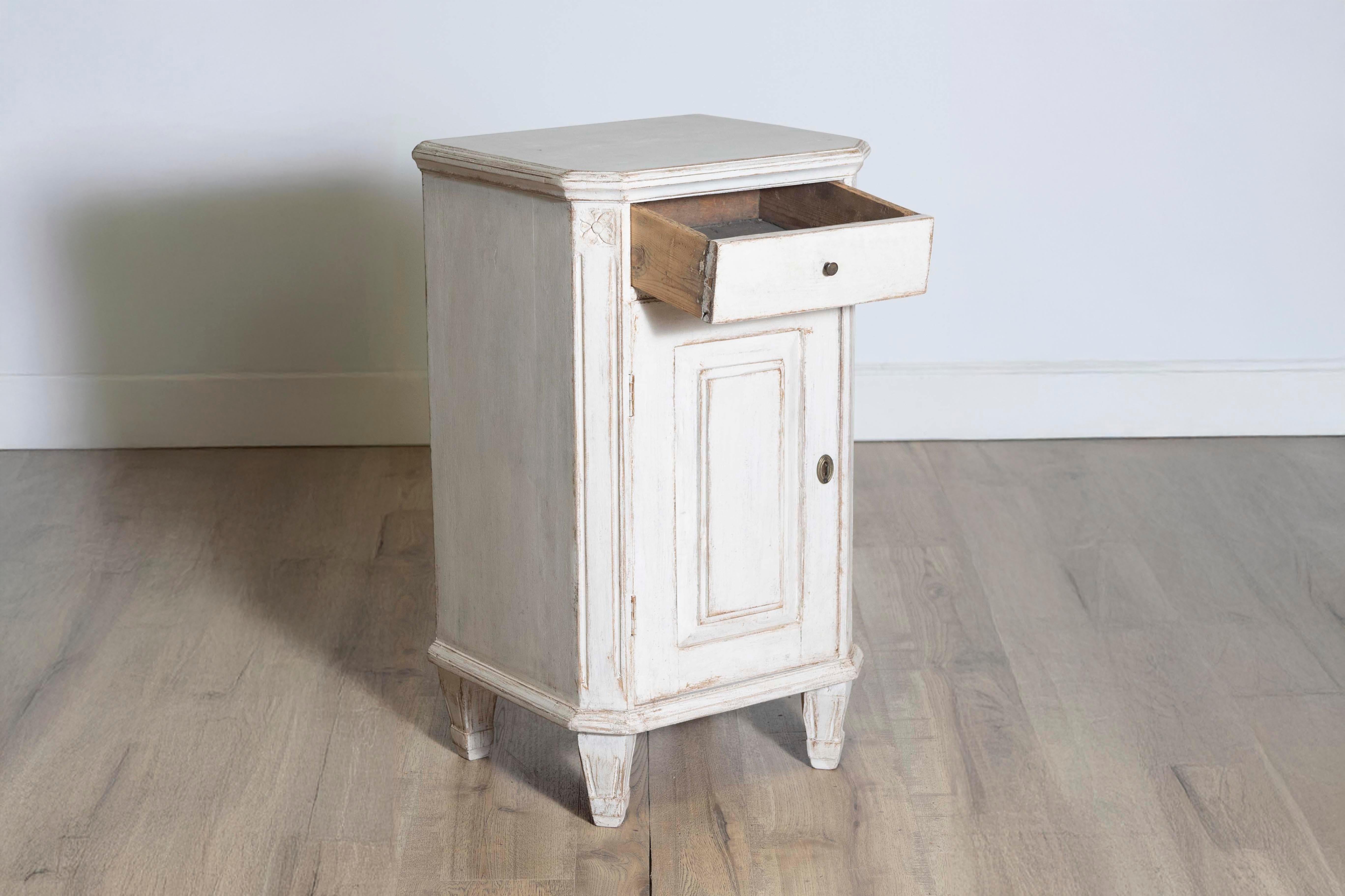 19th Century Swedish Gustavian 1880s Light Gray Nightstands with Drawers and Doors, a Pair For Sale