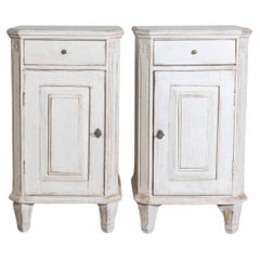 Comodini svedesi Gustavi del 1880 di colore grigio chiaro con cassetti e ante, una coppia
