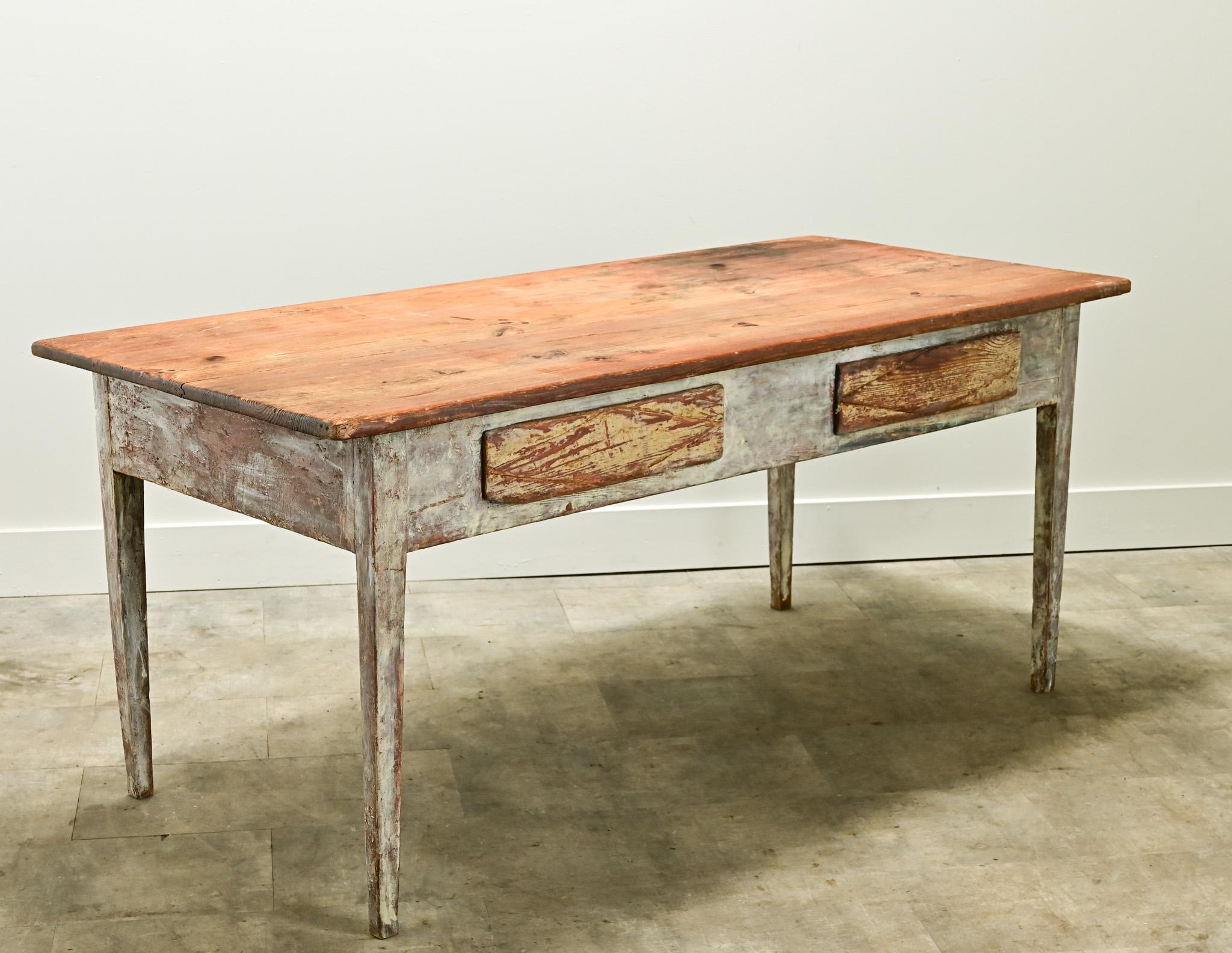 Ein rustikaler Tisch aus bemalter Gustavianischer Kiefer aus den 1820er Jahren, Schweden. Die Tischplatte aus gewachstem Kiefernholz ist abnehmbar und ruht auf dem abgenutzten, lackierten Sockel. Die Basis hat viele Schichten von Farbe und wurde vor