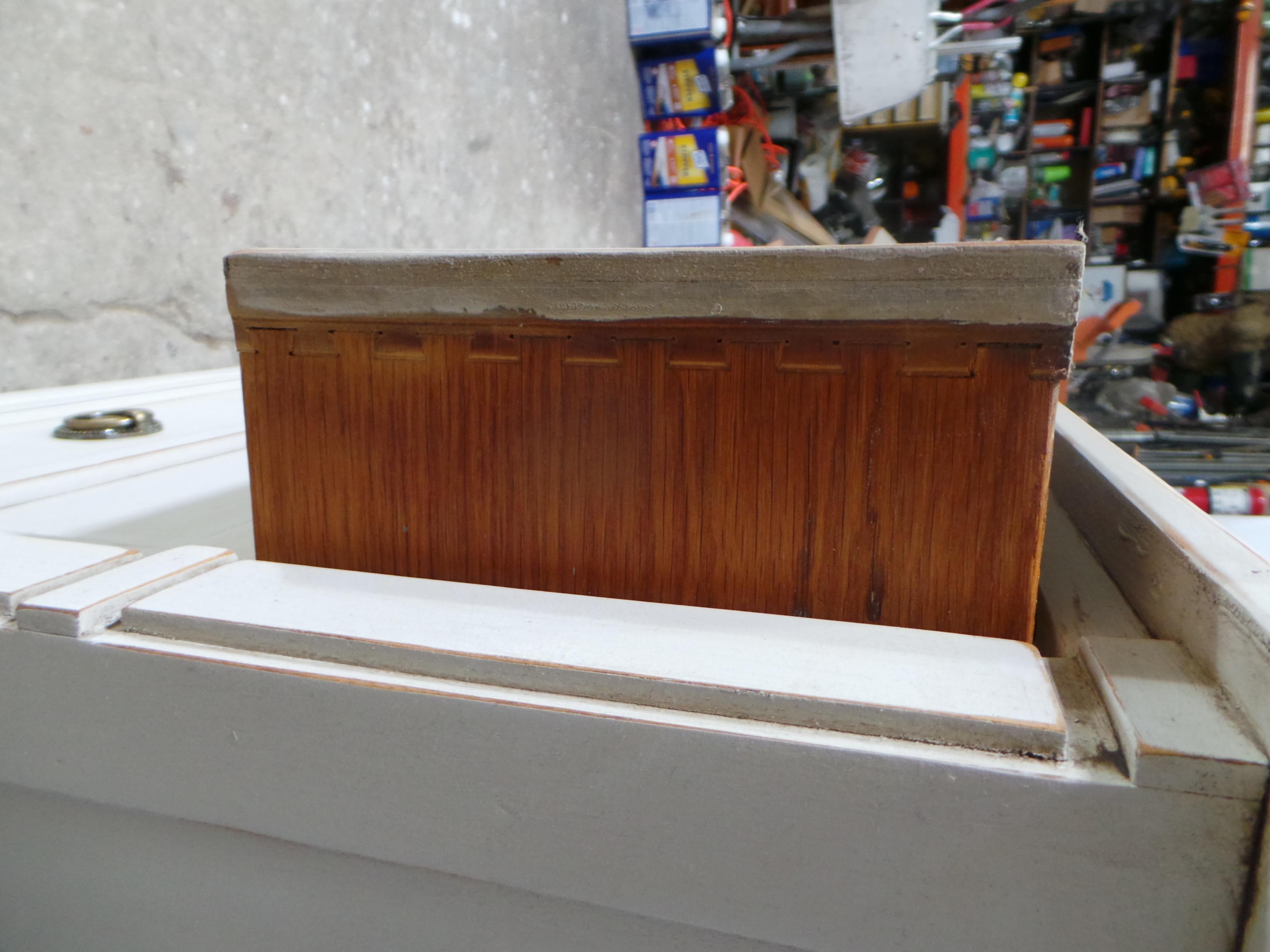 Legno Cassettiera svedese Gustavian a 3 cassetti in vendita