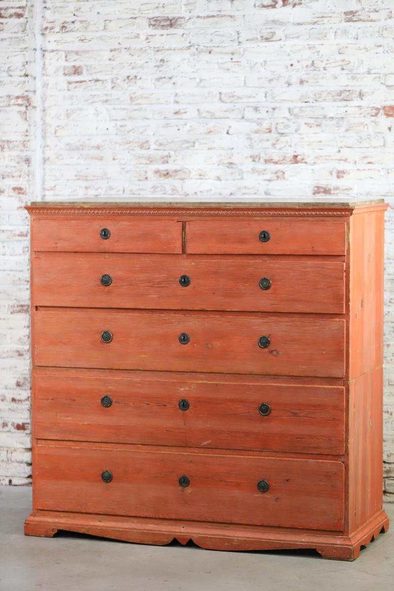 This Swedish Gustavian commode, in the typical Northern Swedish coral red paint, has a total of 6 drawers. 4 Large and 2 small ones, circa 1800.
Designed as a 2 piece chest, to make transportation easier, each piece is 69 cm (27,1 in) height, making