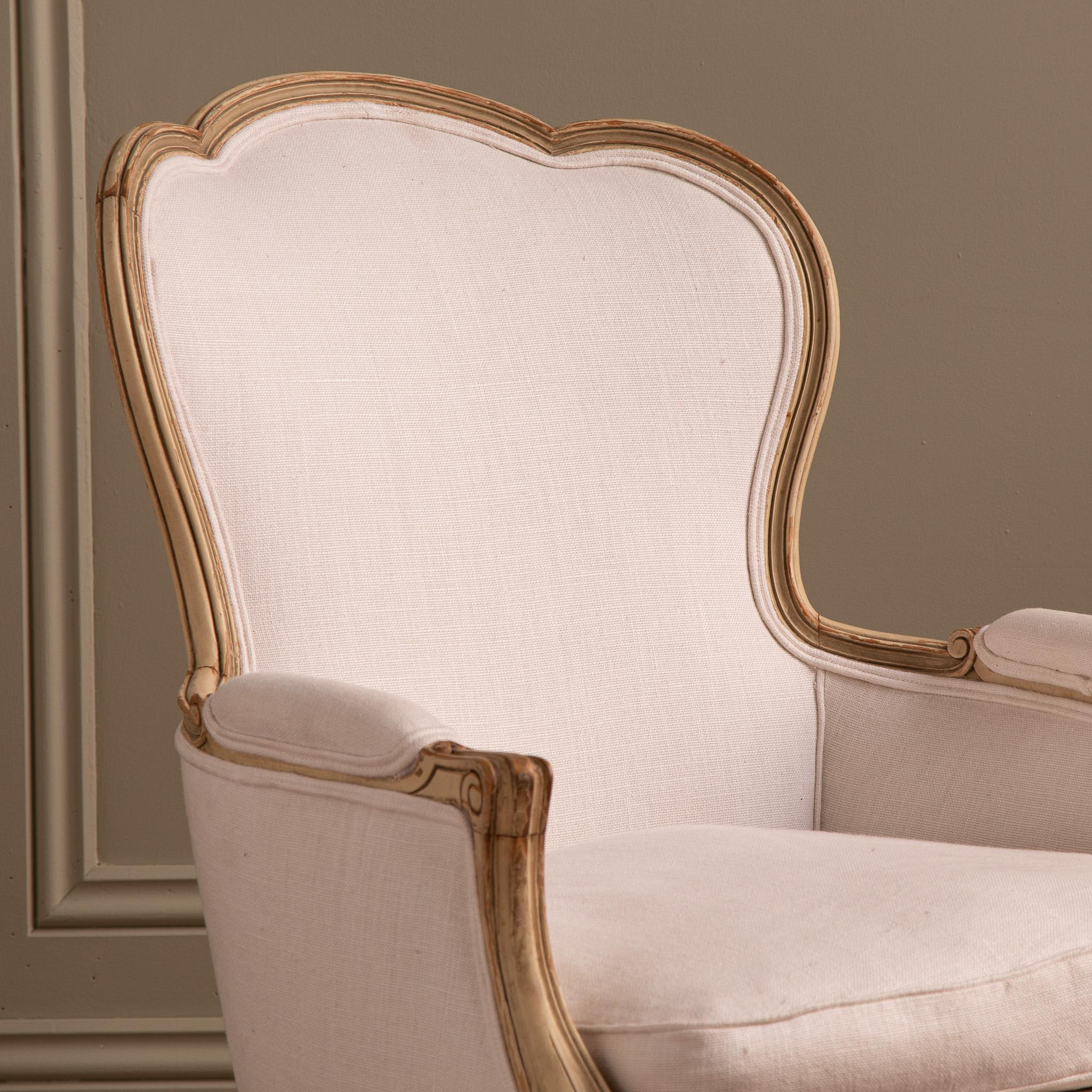 Schwedischer Gustavianischer Sessel, ca. frühe 1900er Jahre, bemalt in warmem Weiß im Angebot 1