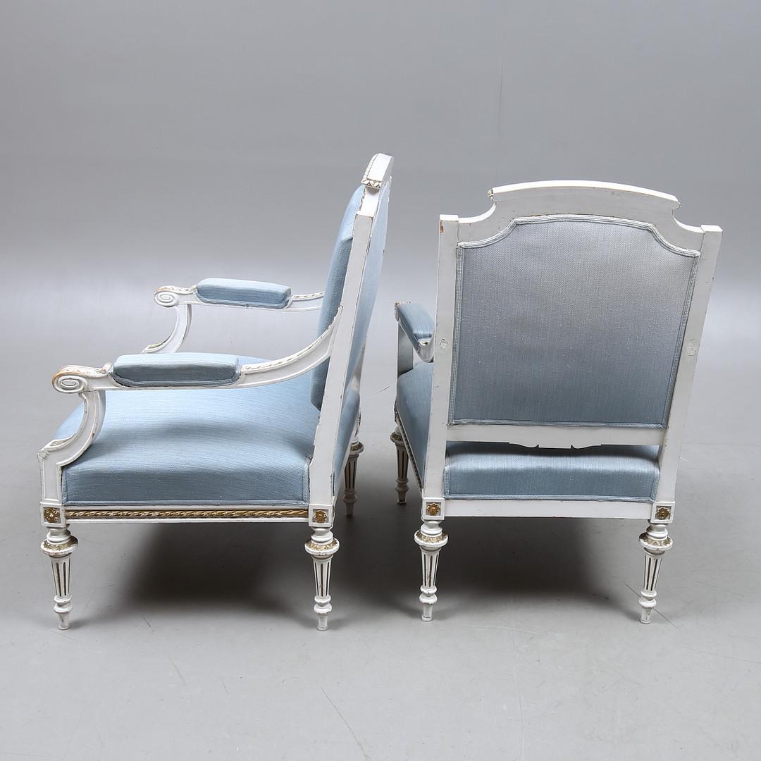 Dies ist ein klassisches Paar originaler schwedischer Gustavianischer Sessel aus den frühen 1900er Jahren in wahrscheinlicher Originalfarbe mit stark geschnitzten Details an den Zargen, Armen und Beinen, ungewöhnlich zart geriffelten Füßen und