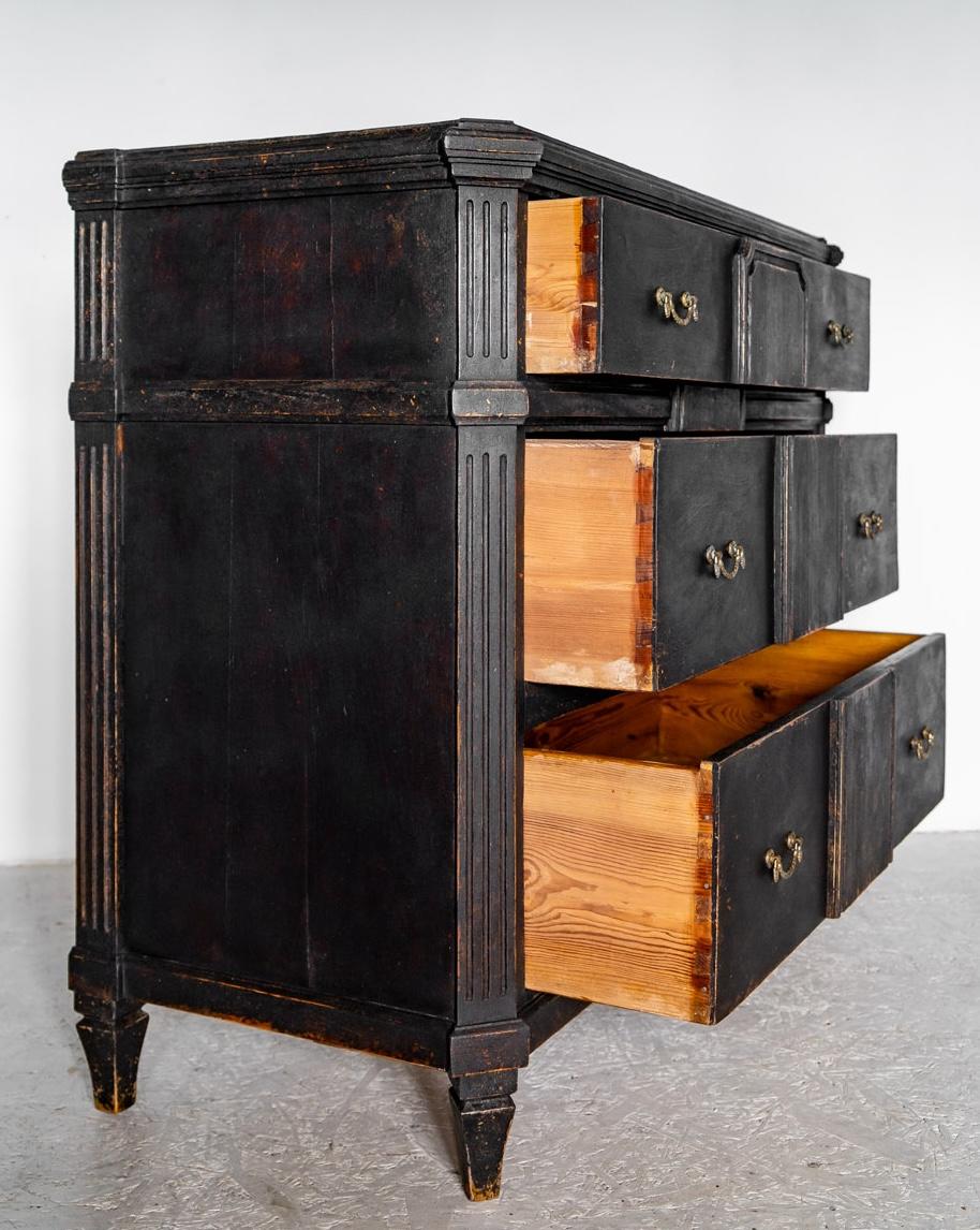 
Circa 1860/1870 antique Swedish Gustavian black painted brakefront chest of drawers commode in gustavian style with classic Gustavian detail on the drawer fronts and leading edges. 

It has pyramid feet, ribbed top edge and 3 drawers. 

Classic