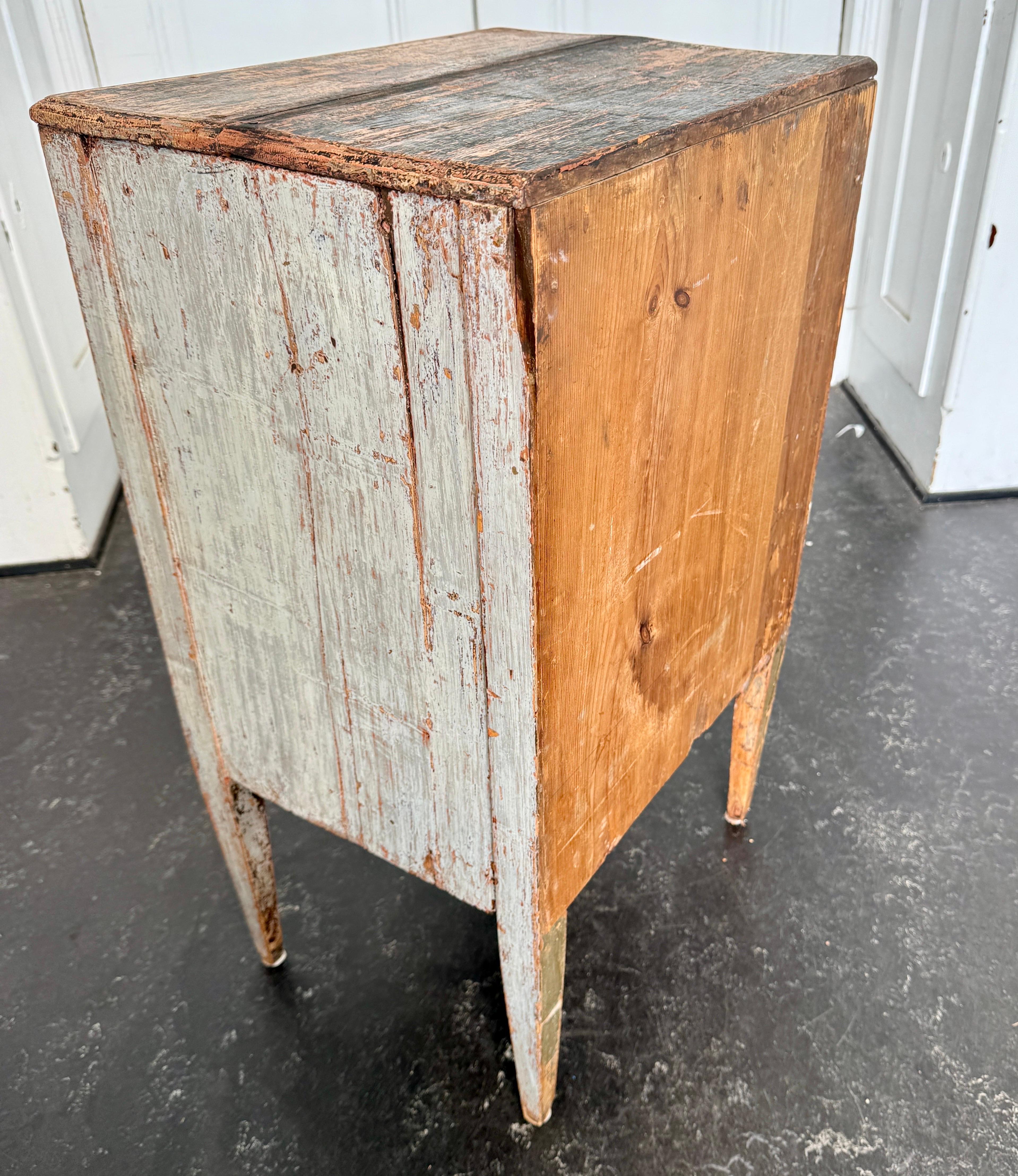 Table de chevet suédoise gustavienne peinte en bleu avec tiroir en vente 4