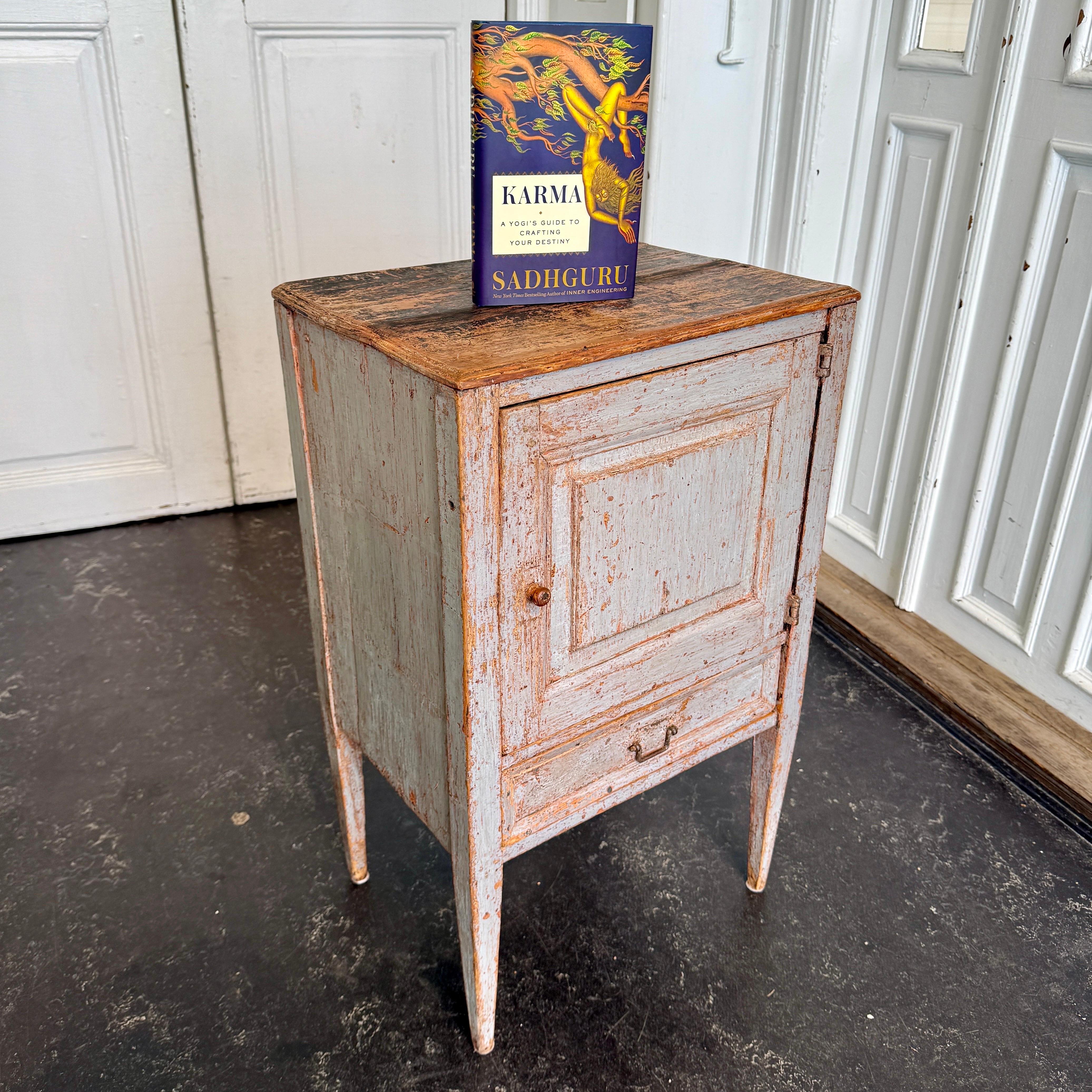 Table de chevet suédoise gustavienne peinte en bleu avec tiroir en vente 5