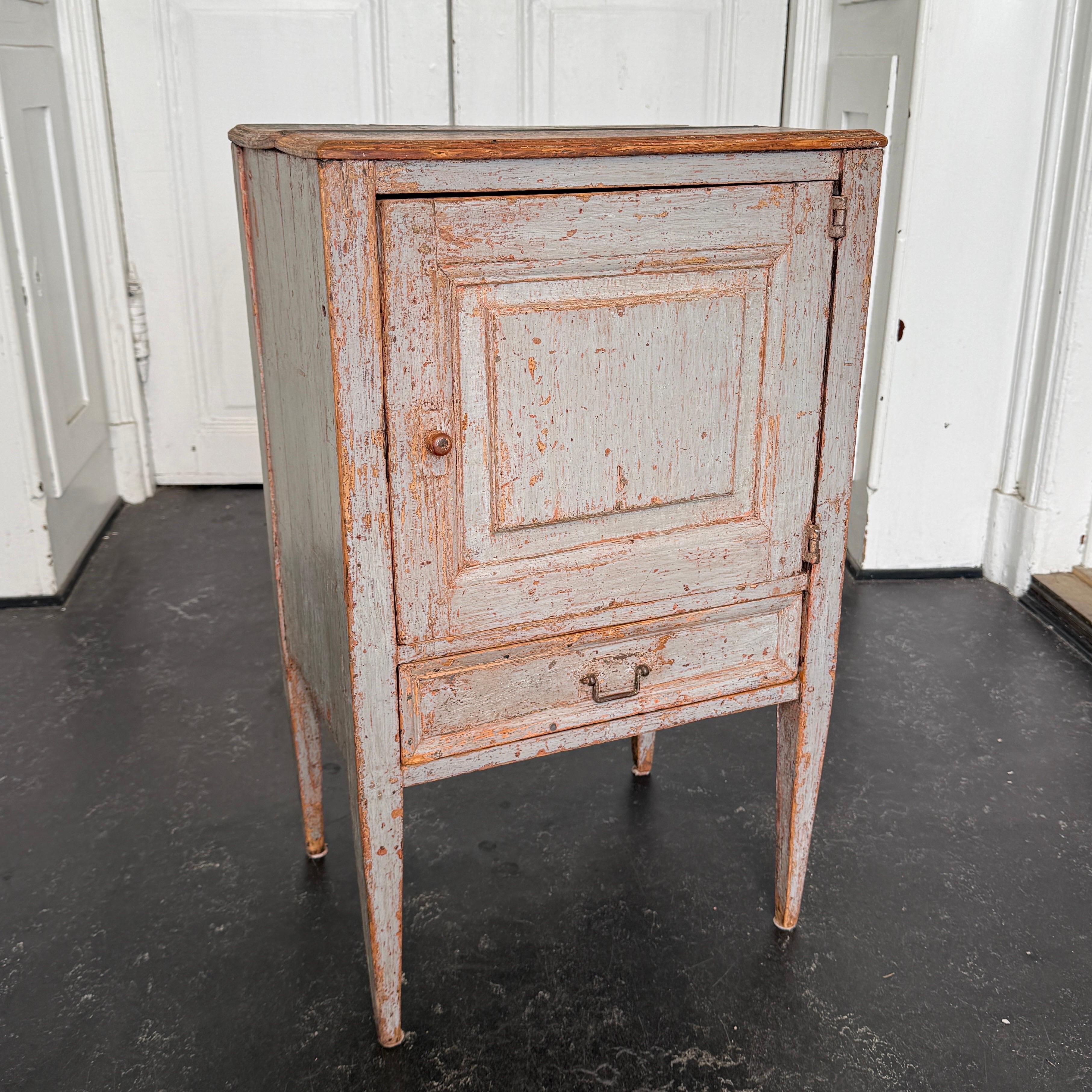 Cette table de chevet bleue suédoise à une porte et un tiroir a été fabriquée en bois massif comme en Suède. Les détails classiques de cette pièce comprennent des ferrures en fer patiné. Cette table d'appoint apporte un charme scandinave vintage et