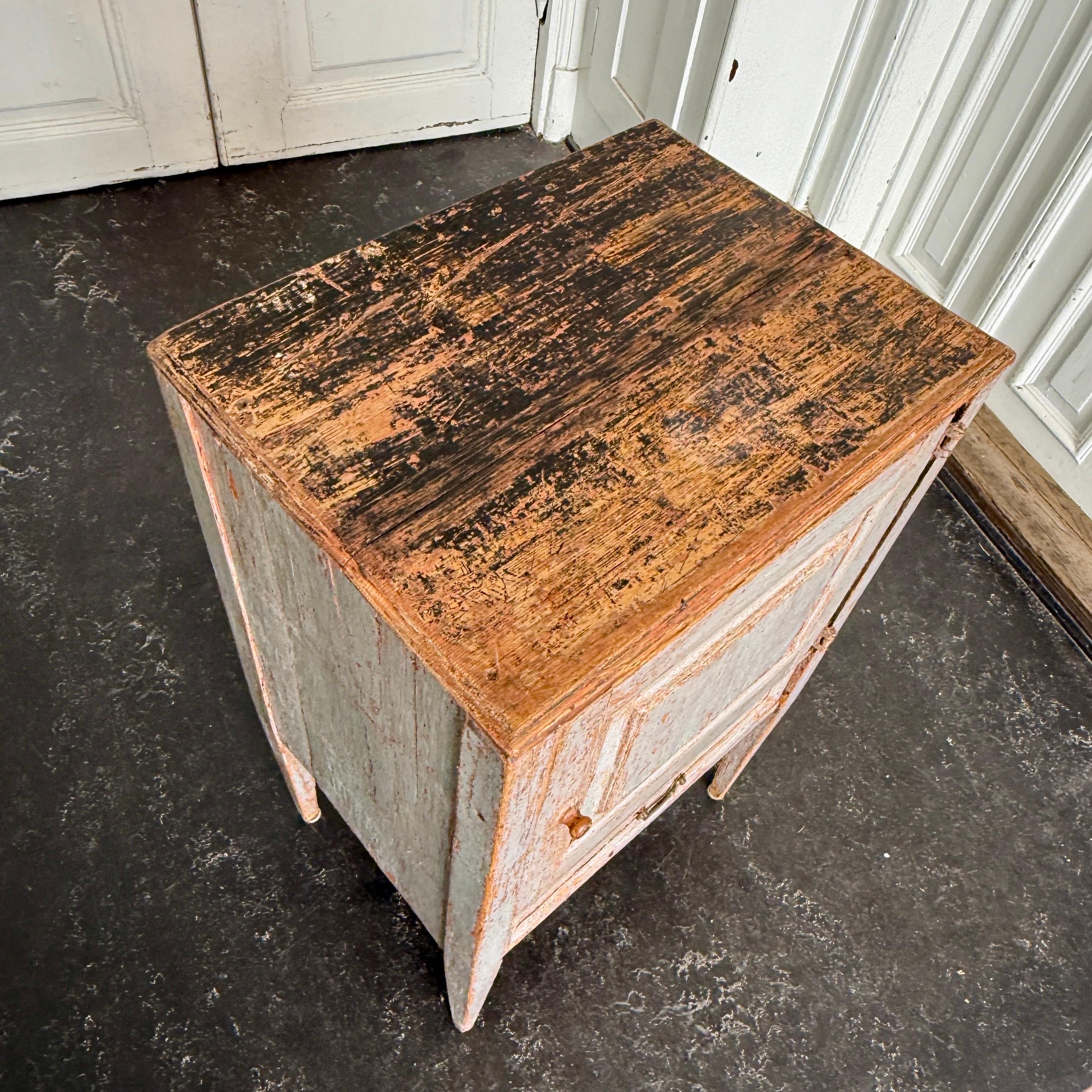 Gustavien Table de chevet suédoise gustavienne peinte en bleu avec tiroir en vente