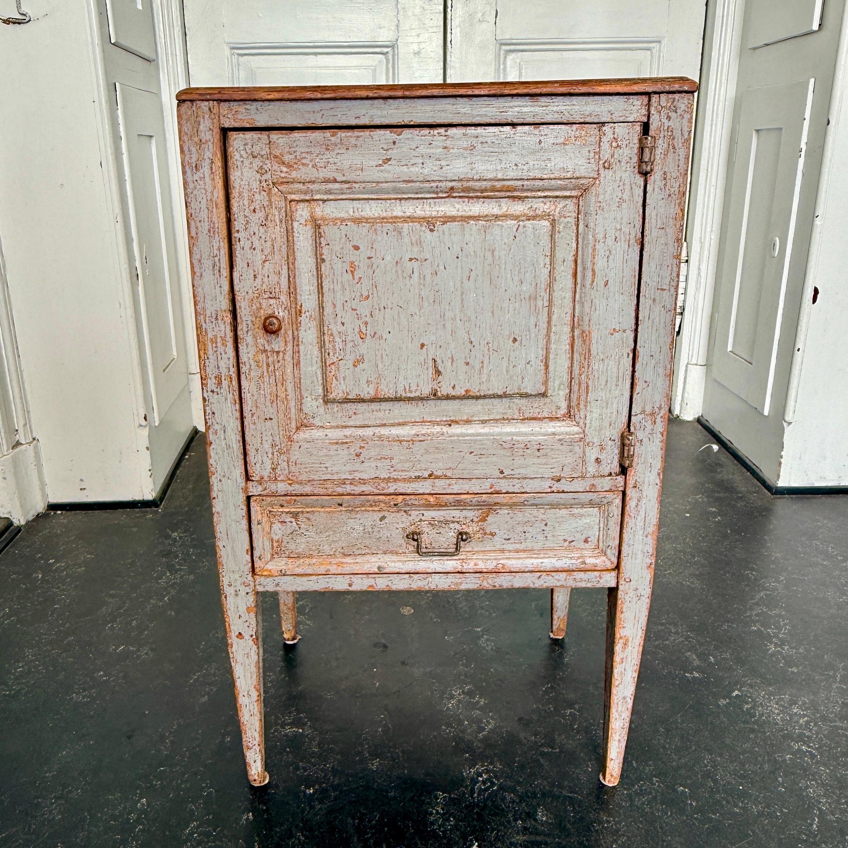 Suédois Table de chevet suédoise gustavienne peinte en bleu avec tiroir en vente