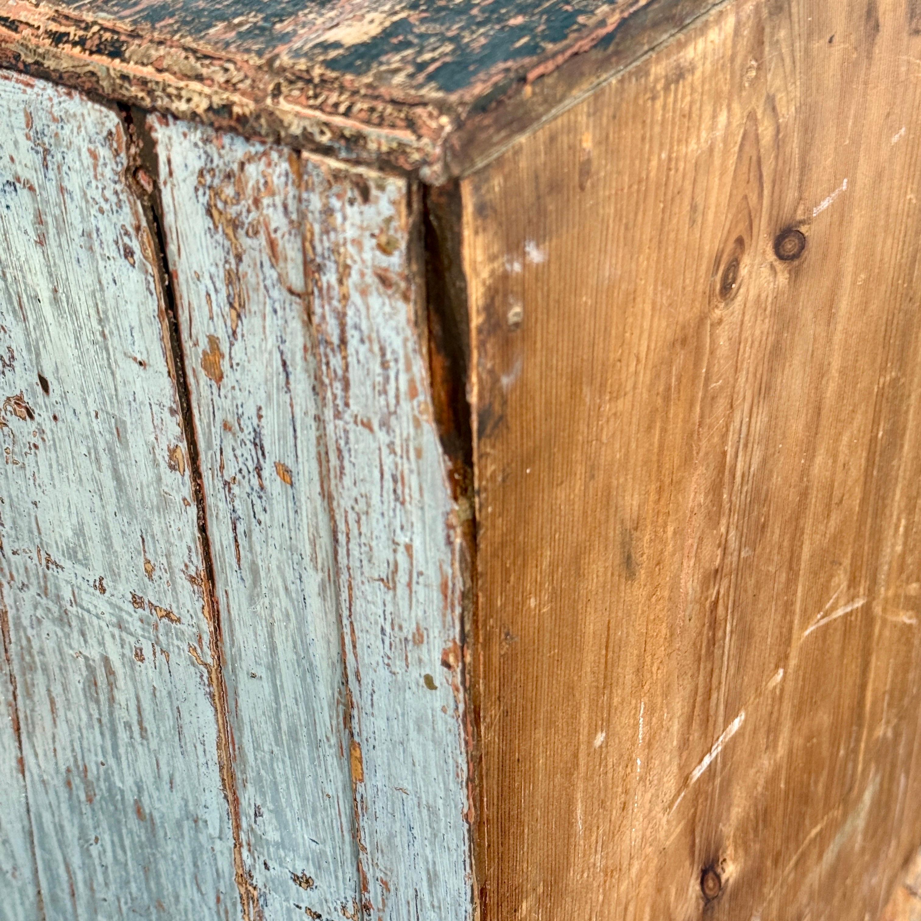 Peinture Table de chevet suédoise gustavienne peinte en bleu avec tiroir en vente