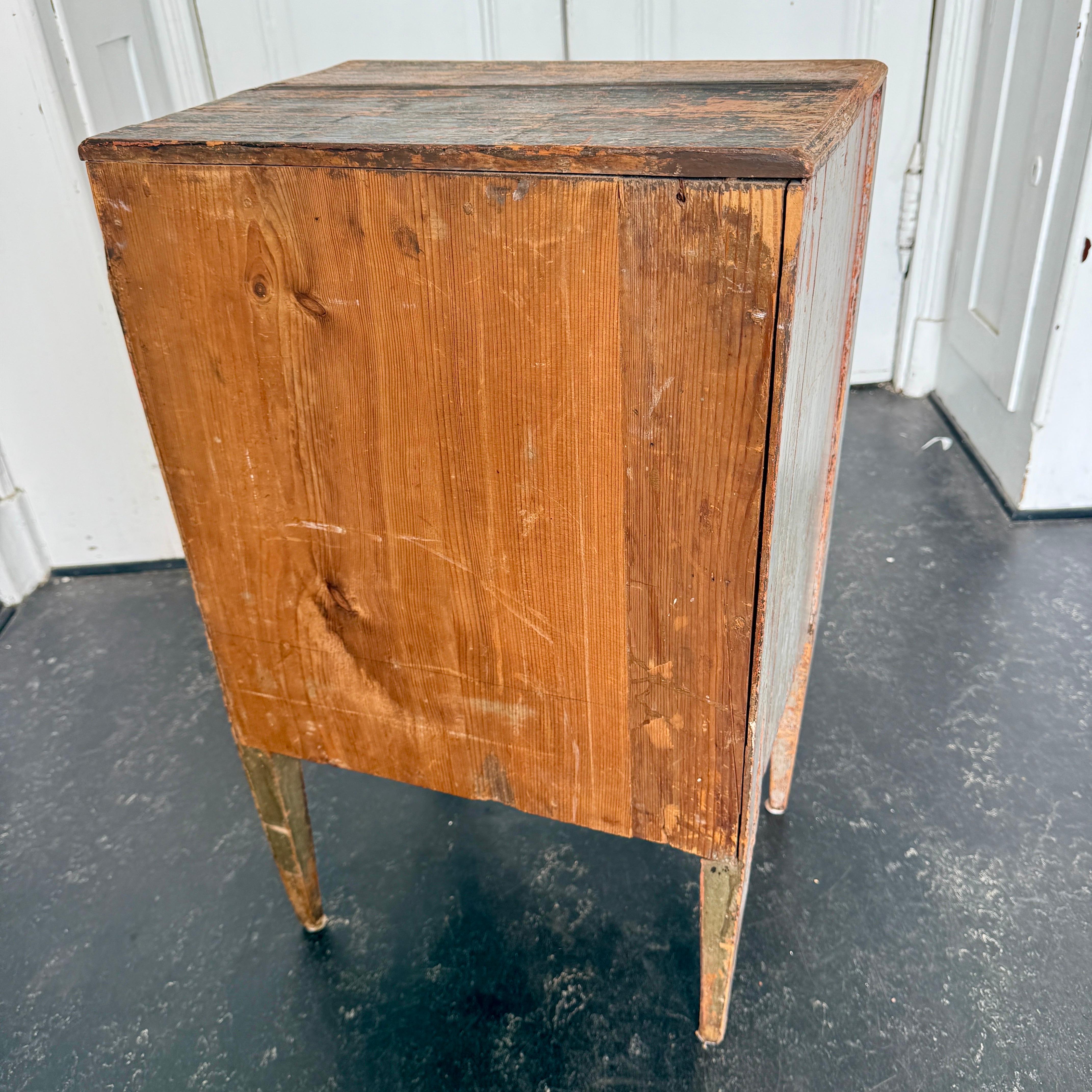 Table de chevet suédoise gustavienne peinte en bleu avec tiroir en vente 1