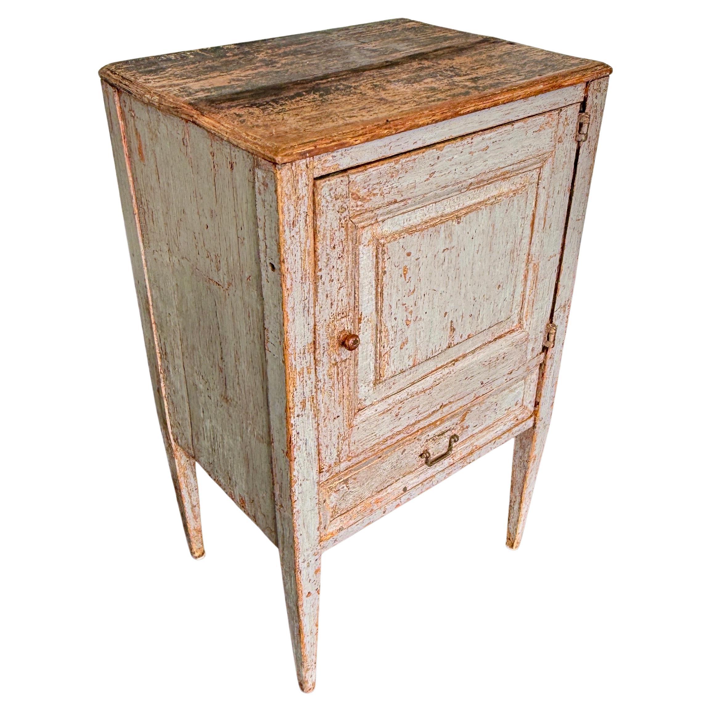 Table de chevet suédoise gustavienne peinte en bleu avec tiroir en vente