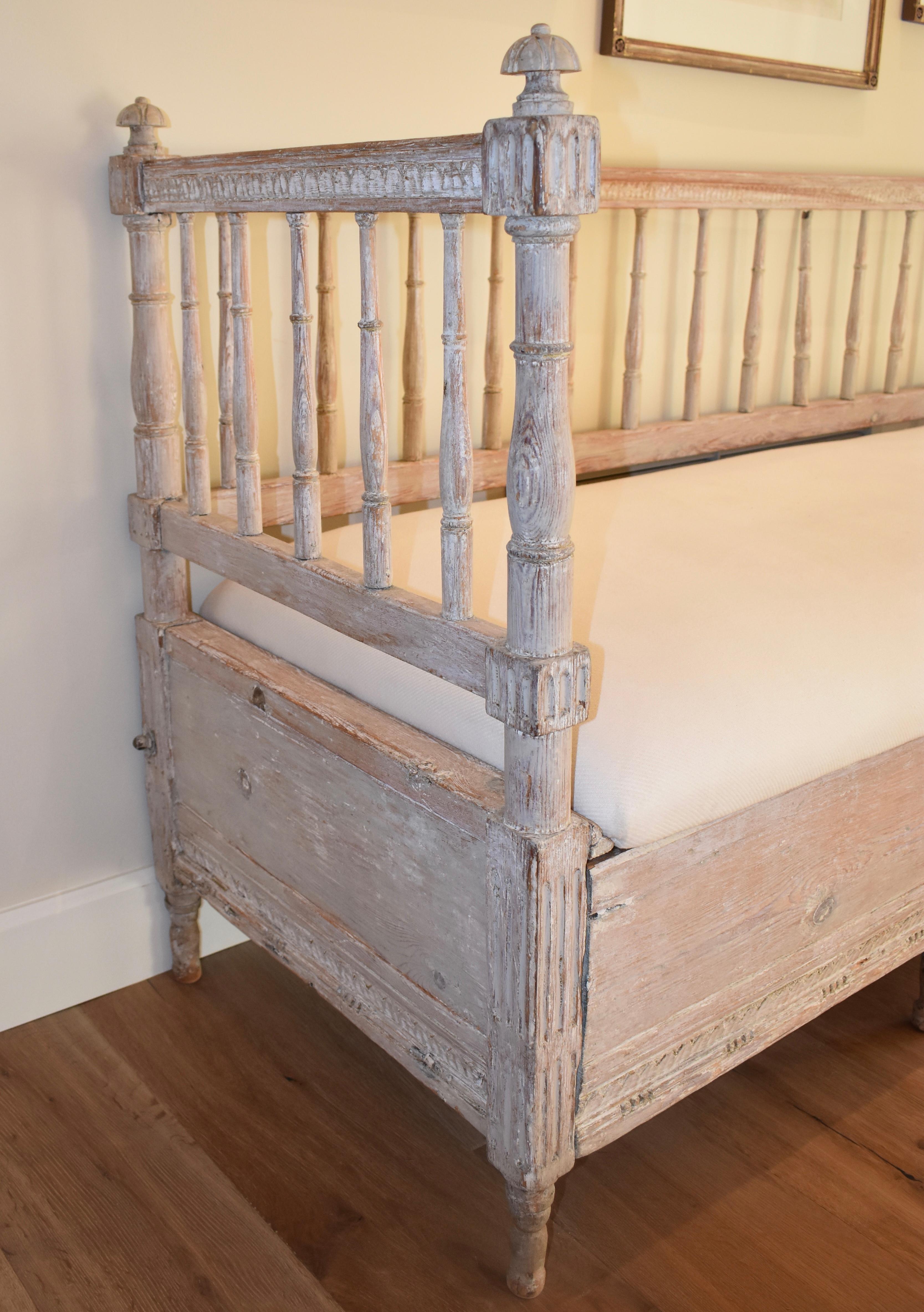 Swedish Gustavian Carved Sofa Bed In Good Condition For Sale In Encinitas, CA