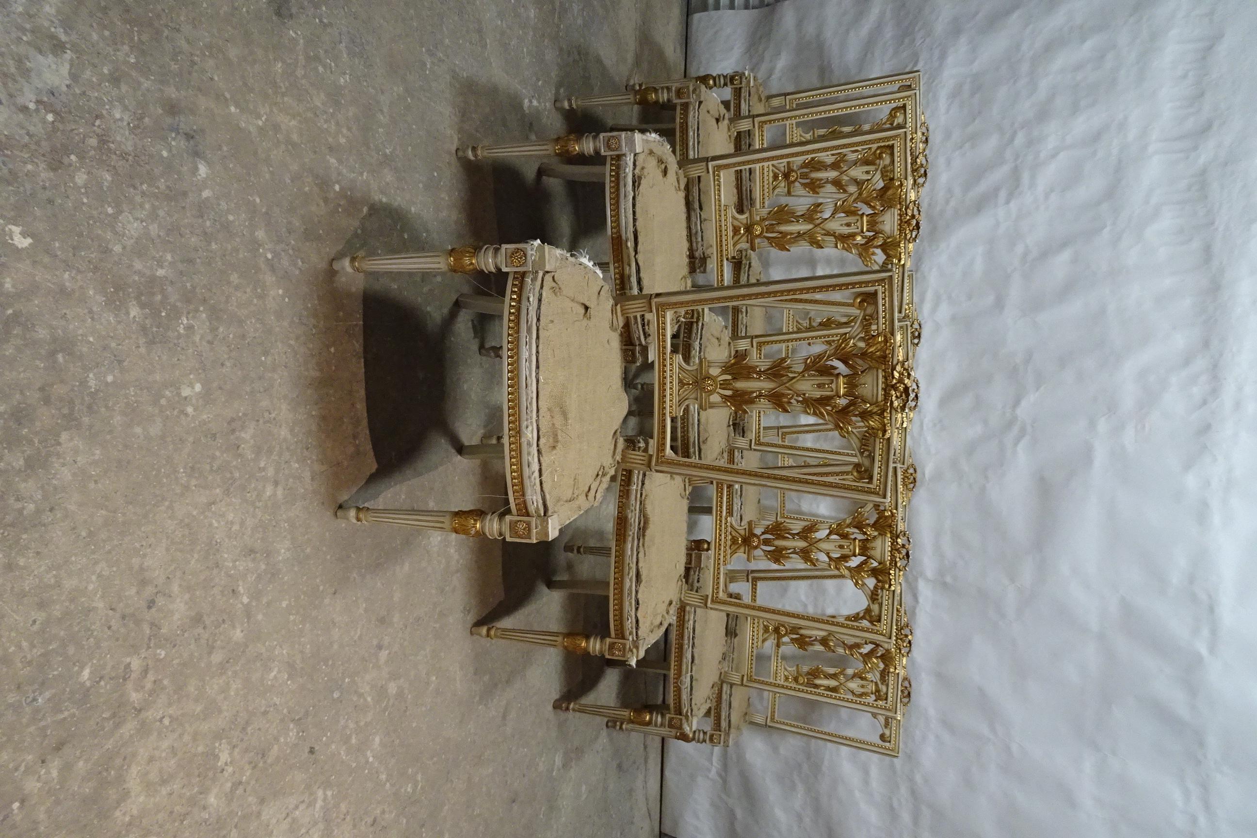 Il s'agit d'un ensemble TRÈS unique de 10 {Slot Stolar}  Chaises de château.  ce sont des chaises en bois massif PAS de résine ni de plastique !!!   ils sont 100% d'origine.  Structurellement  parfait mais la finition présente des traces d'usure