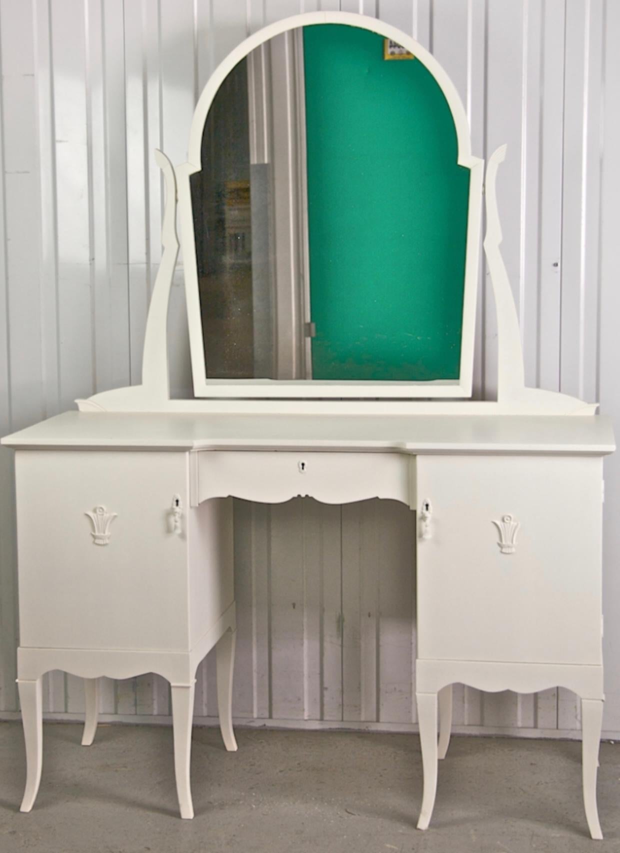Suédois Table de coiffeuse gustavienne suédoise sculptée en miroir blanc, début du 20ème siècle en vente