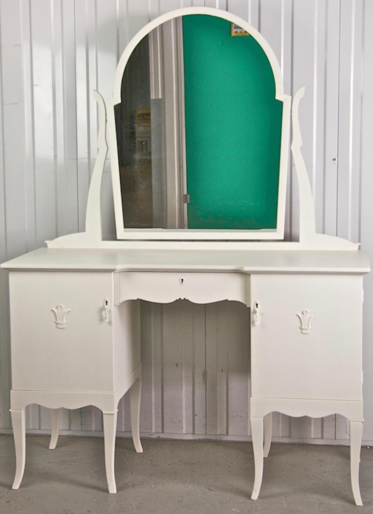 Sculpté Table de coiffeuse gustavienne suédoise sculptée en miroir blanc, début du 20ème siècle en vente