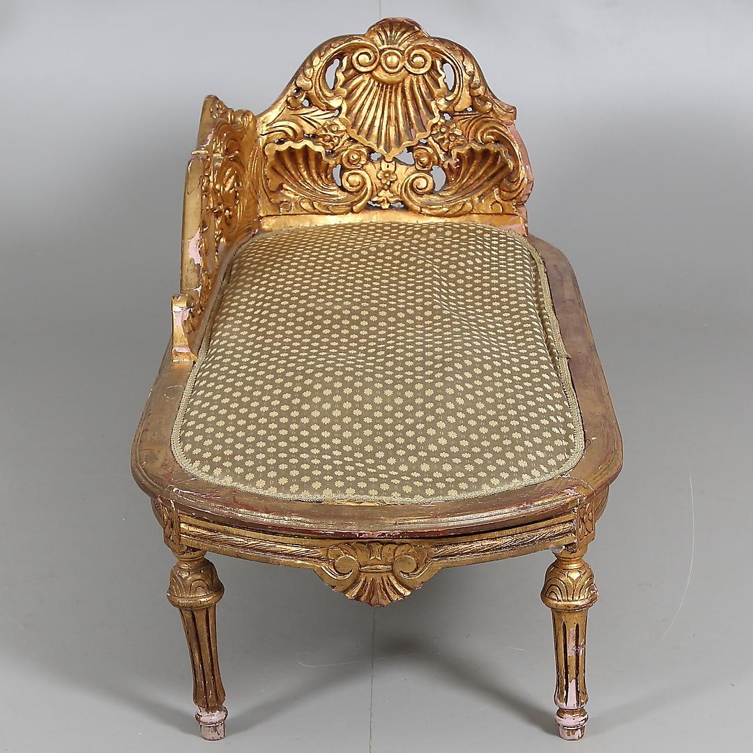 Swedish antique Gustavian chaise lounge sofa couch loveseat in the original gilt style finish with highly decorative carved back and fluted legs.

Very rare to see a chaise lounge with this level of detail, the gilt is distressed in places and you