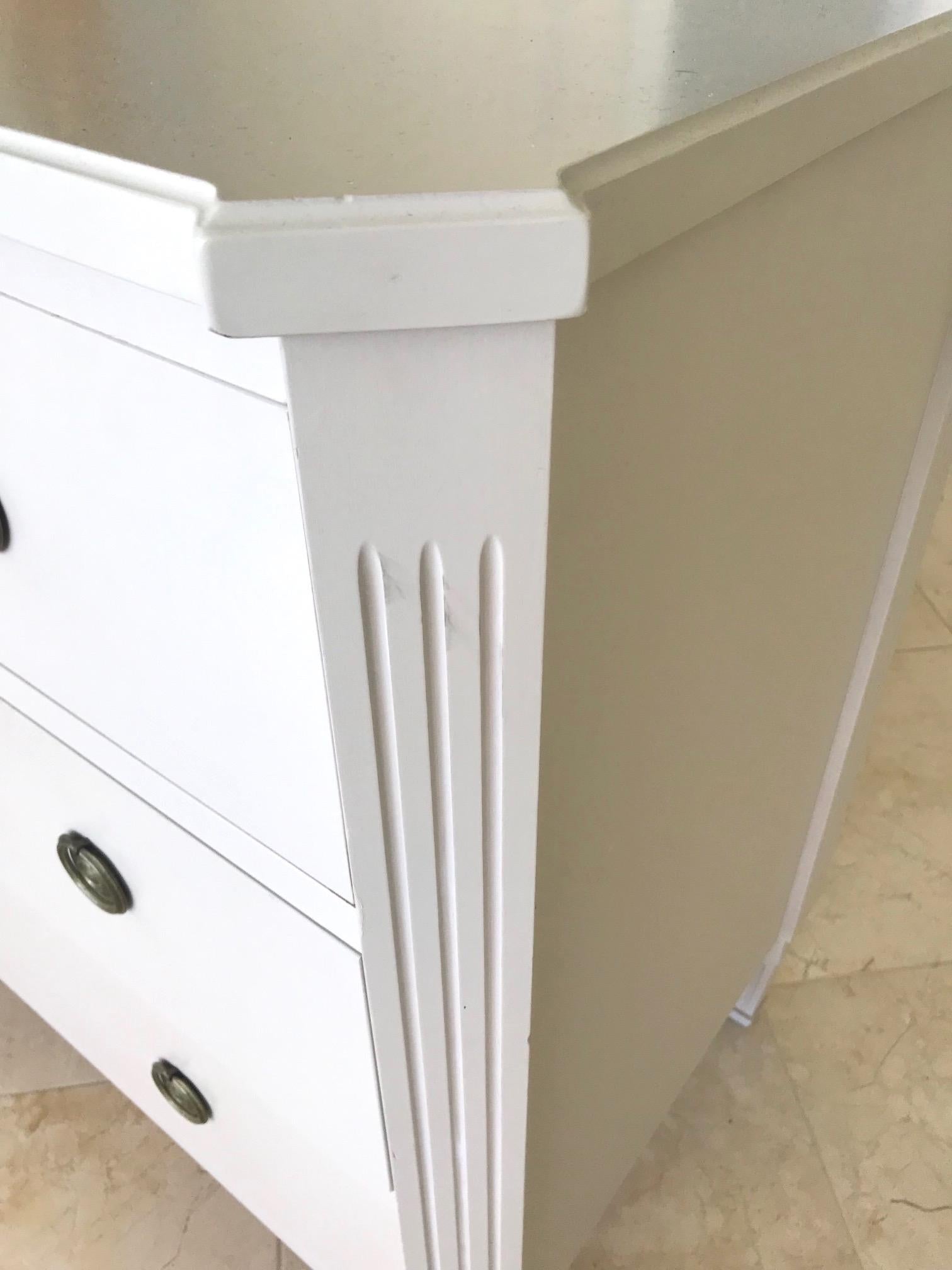 Swedish Gustavian Chest of Drawers Hand Painted in Ivory 4