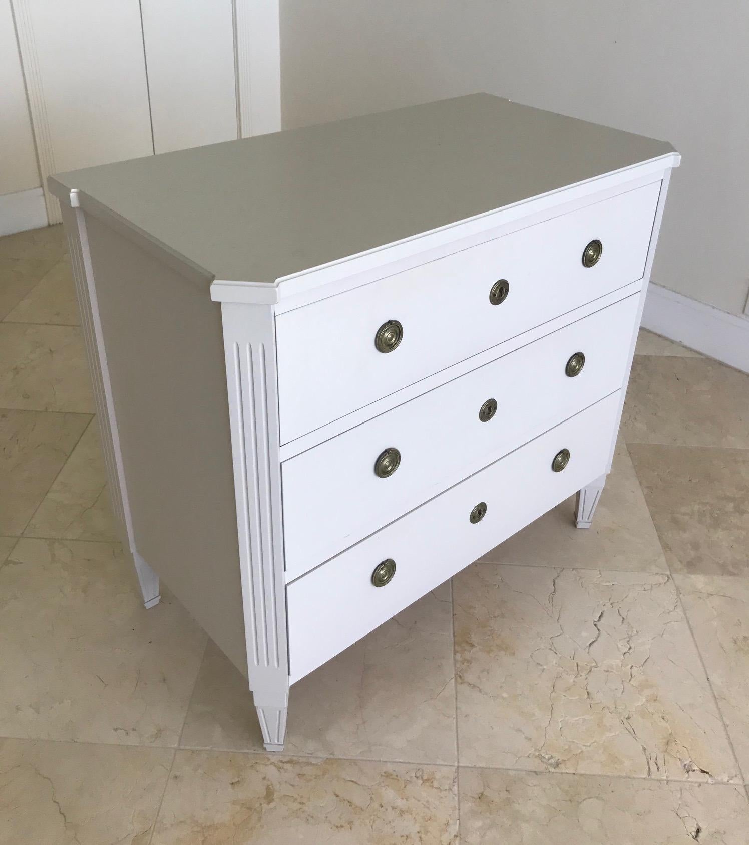Swedish Gustavian Chest of Drawers Hand Painted in Ivory In Good Condition In Fort Lauderdale, FL
