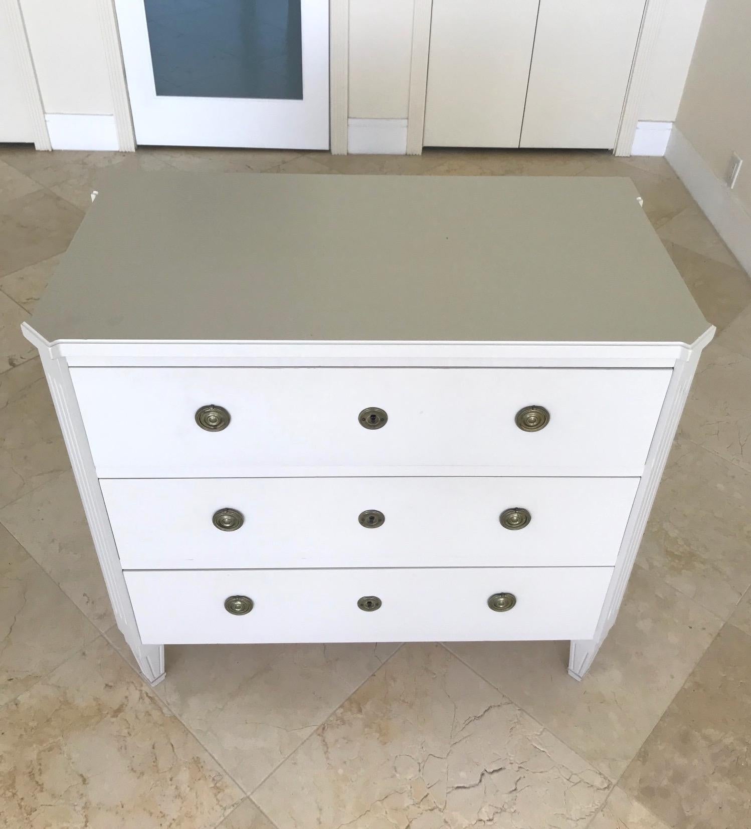 Swedish Gustavian Chest of Drawers Hand Painted in Ivory 3