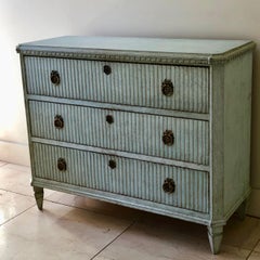 Commode gustavienne suédoise avec façade en roseau