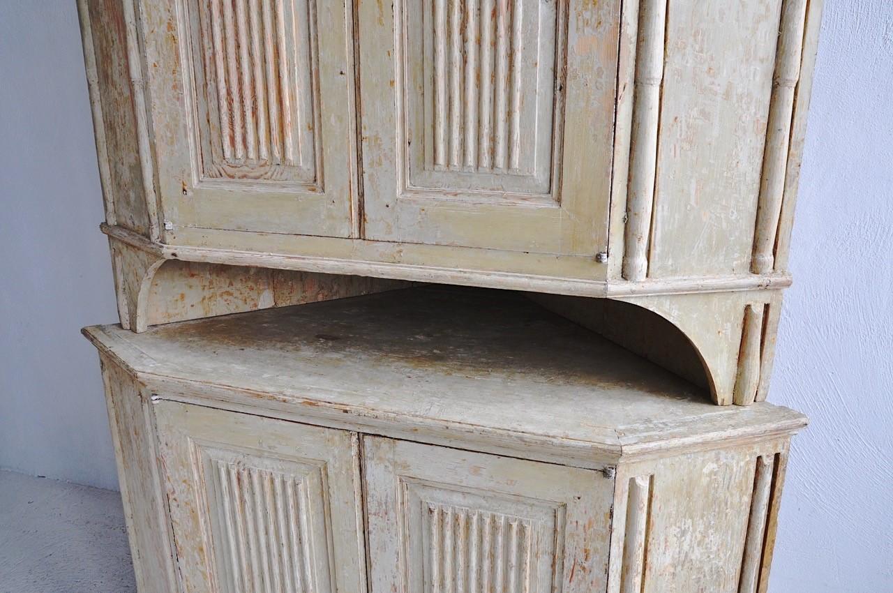 Swedish Gustavian Corner Cabinet, 18th Century In Good Condition For Sale In Madrid, ES