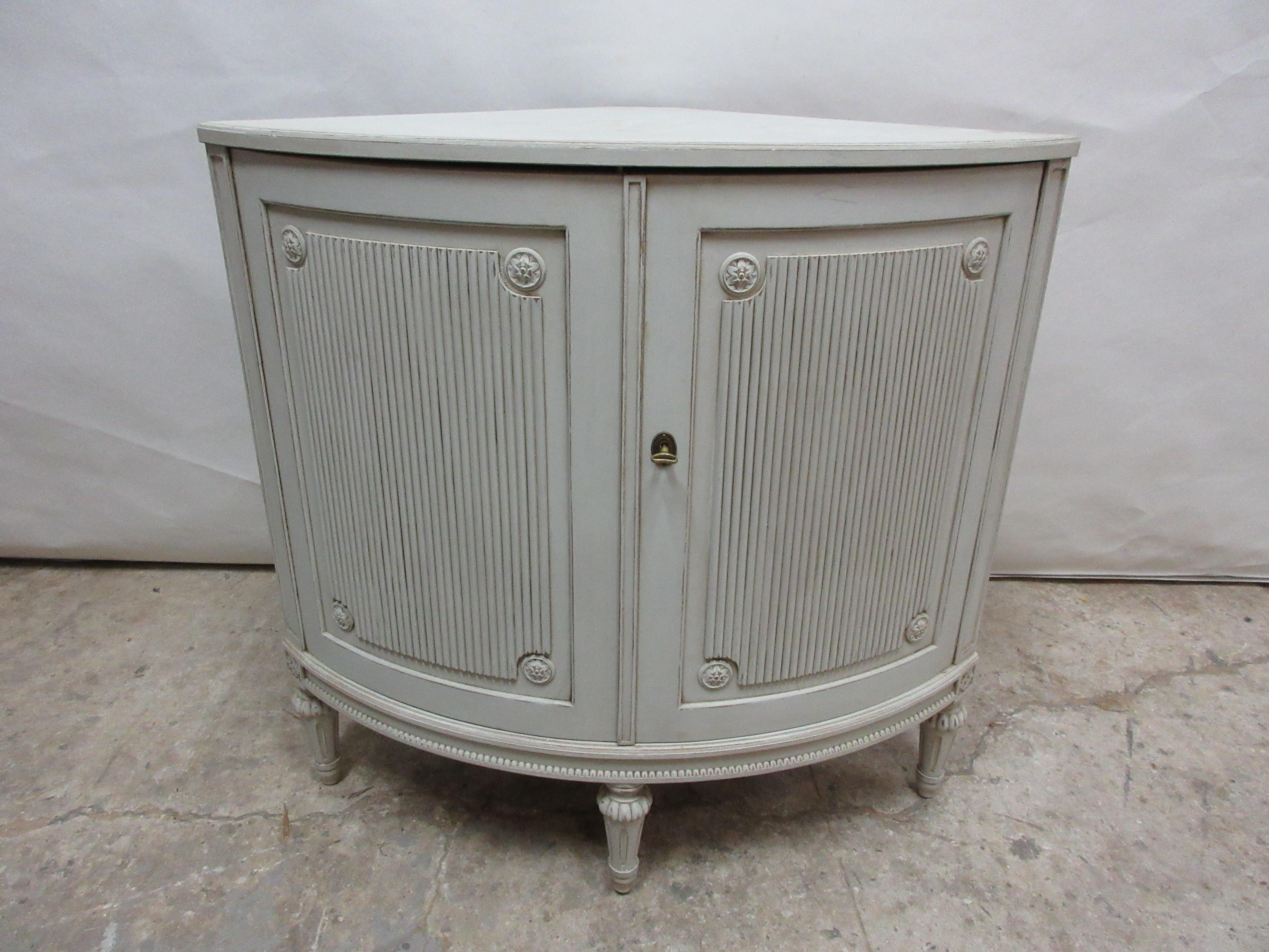 Swedish Gustavian Corner Cabinet In Good Condition In Hollywood, FL