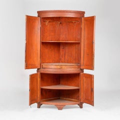 Armadio angolare svedese Gustavian con vernice color corallo