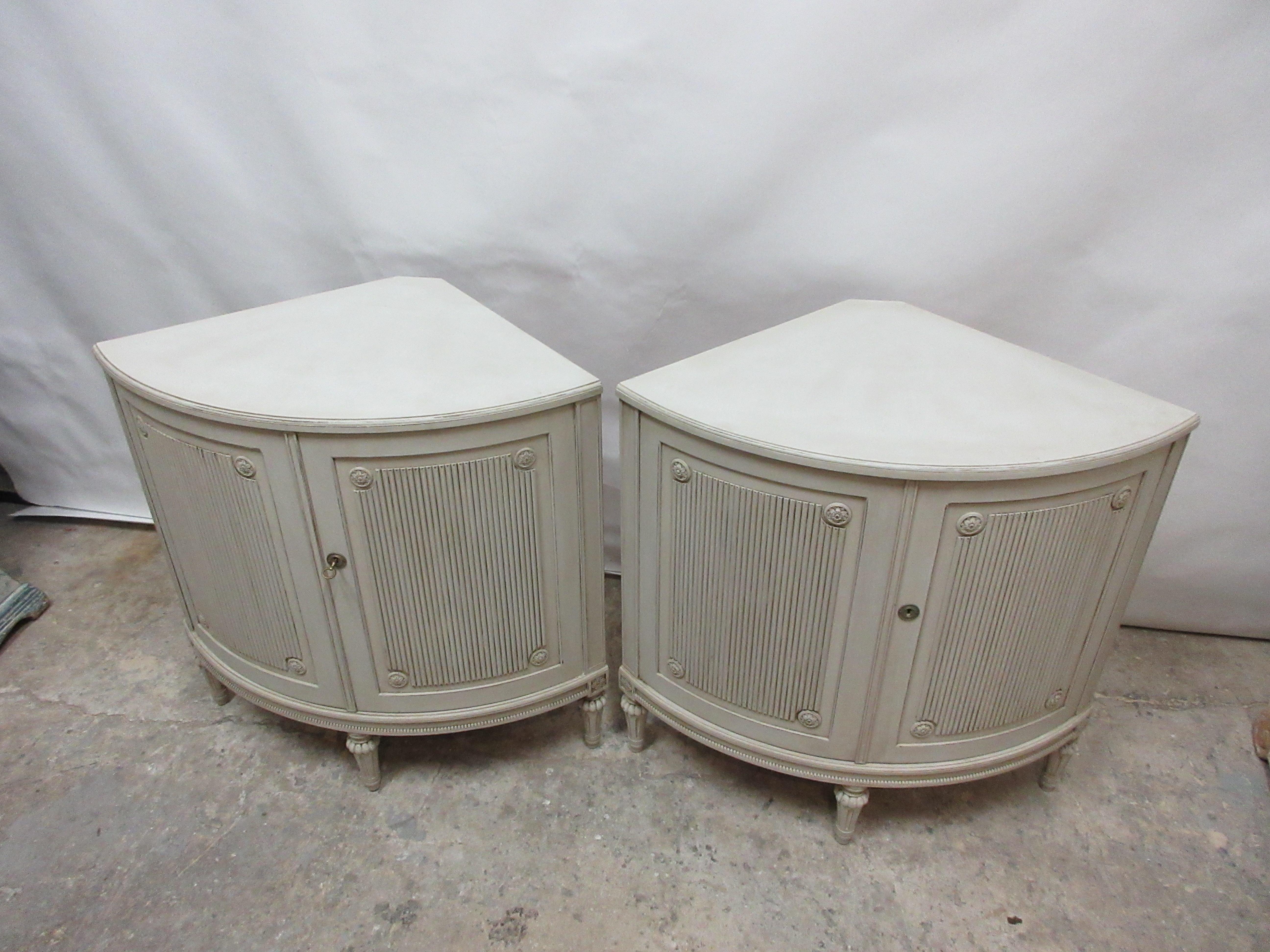 Swedish Gustavian Corner Cabinets In Good Condition In Hollywood, FL