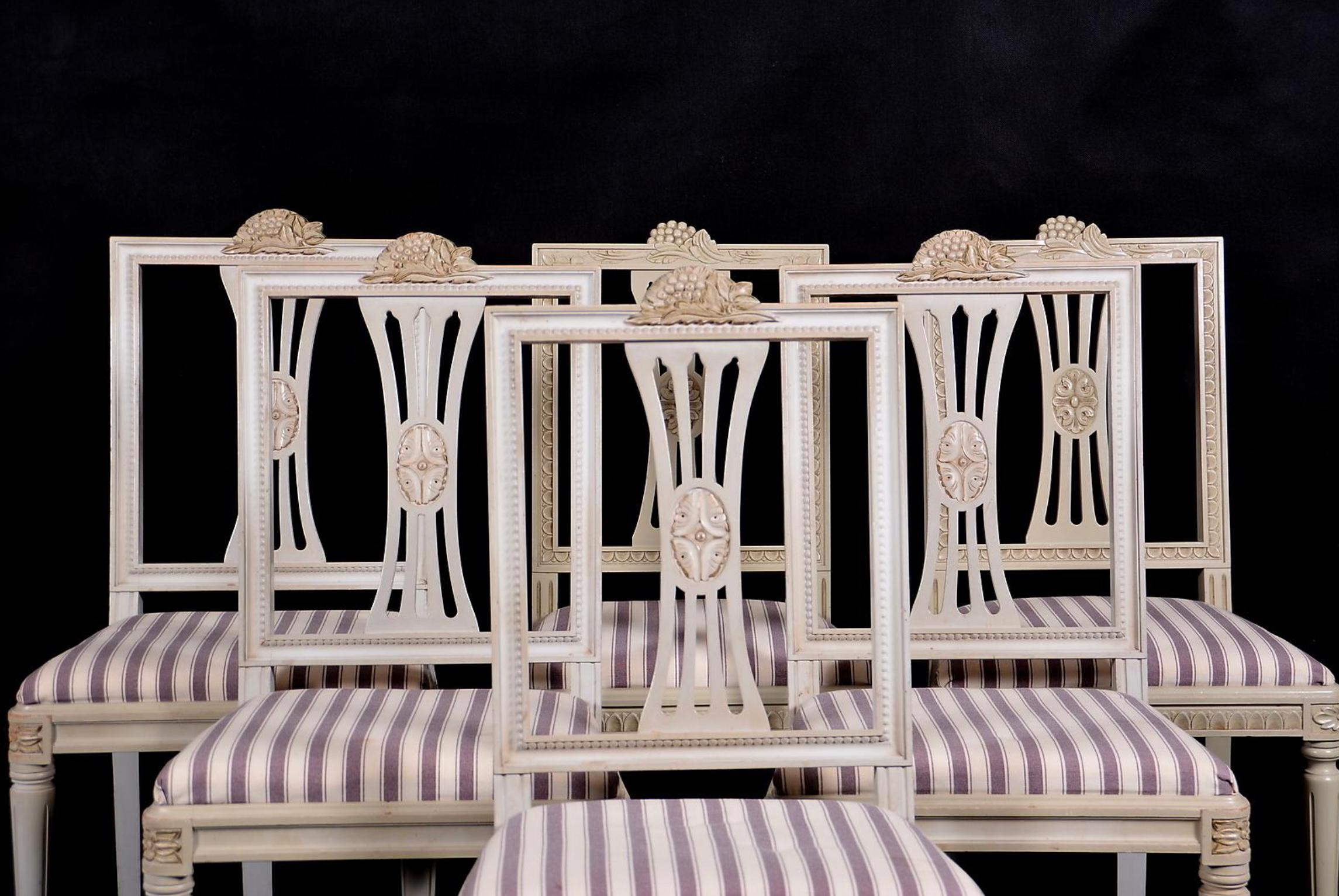 Insolito set di 6 sedie da pranzo Gustavian lindome in buone condizioni strutturali con dettagli intagliati in grigio e sedute a trappola. Belle gambe scanalate e dettaglio classico della rosa sul bordo. Queste sedie non compaiono molto spesso e