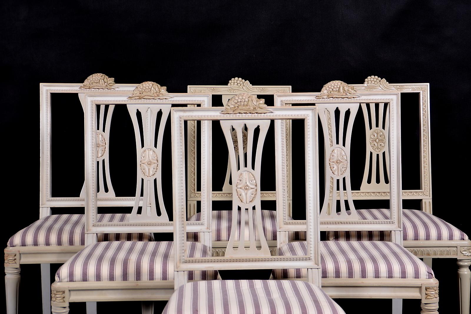Ungewöhnlicher Satz von 6 gustavianischen Lindome-Esszimmerstühlen in gutem strukturellem Zustand mit fein geschnitzten Details in Grau mit Fallensitzen. Hübsche kannelierte Beine und klassische Rosendetails am Rand. Diese Stühle werden nicht sehr