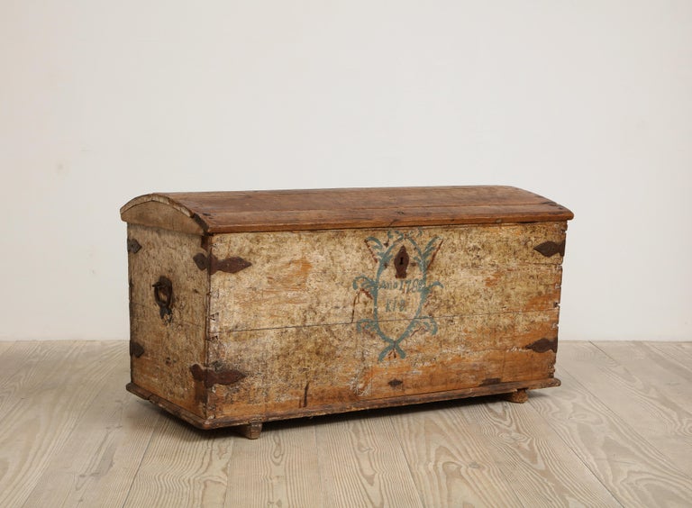 Swedish Gustavian Dowry Chest with Exceptional Interior Painting, Dated 1782 In Excellent Condition For Sale In New York, NY