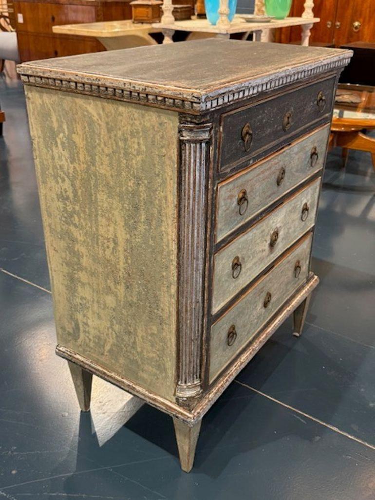 Coffre peint de style Empire gustavien suédois du 19e siècle. Vous explorez une pièce qui allie la sobriété scandinave à la grandeur néoclassique - une commode peinte suédoise de style Gustavian Empire offre une élégance intemporelle, des tons