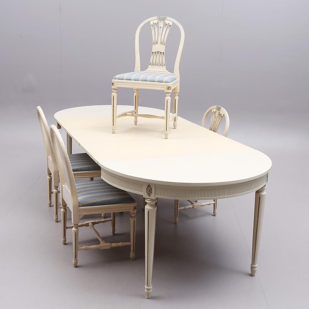 Swedish Gustavian extendable dining table which extends from a round 115 cm approximately to 265 cm long with three leaves. Note on these original tables, the extra leaves do not carry a decorative side bar - only the main table itself. 

Probable