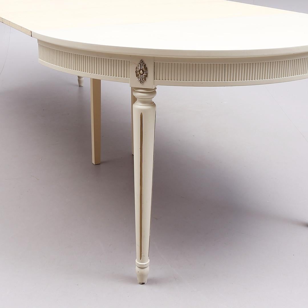 round extendable dining table seats 10