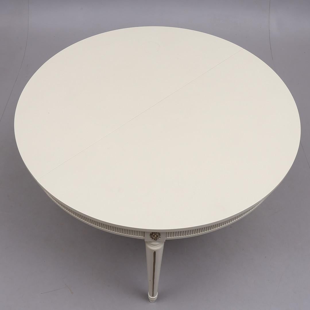round extendable dining table seats 8